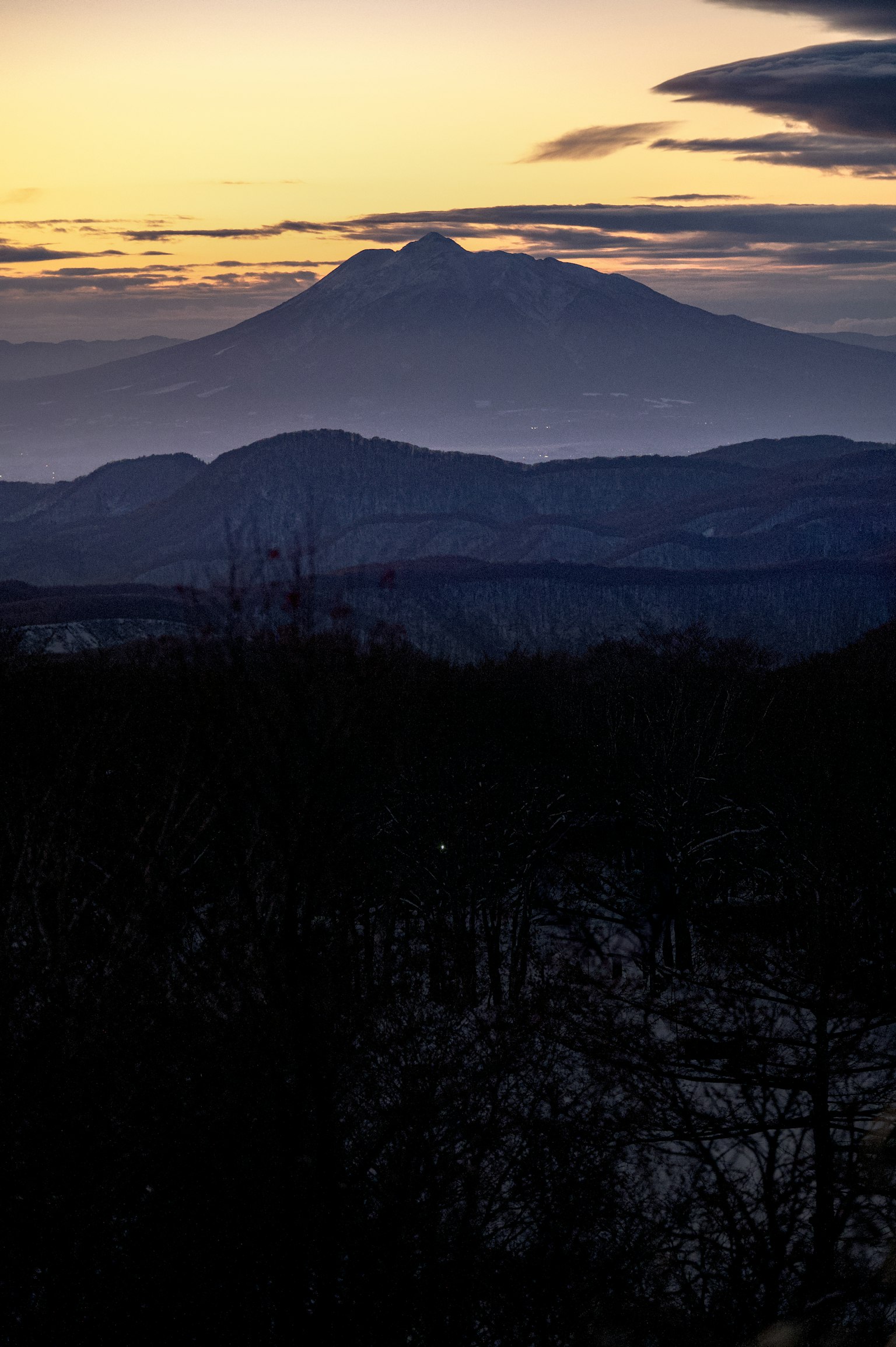 Silhouette di montagne al crepuscolo con un tramonto stupendo