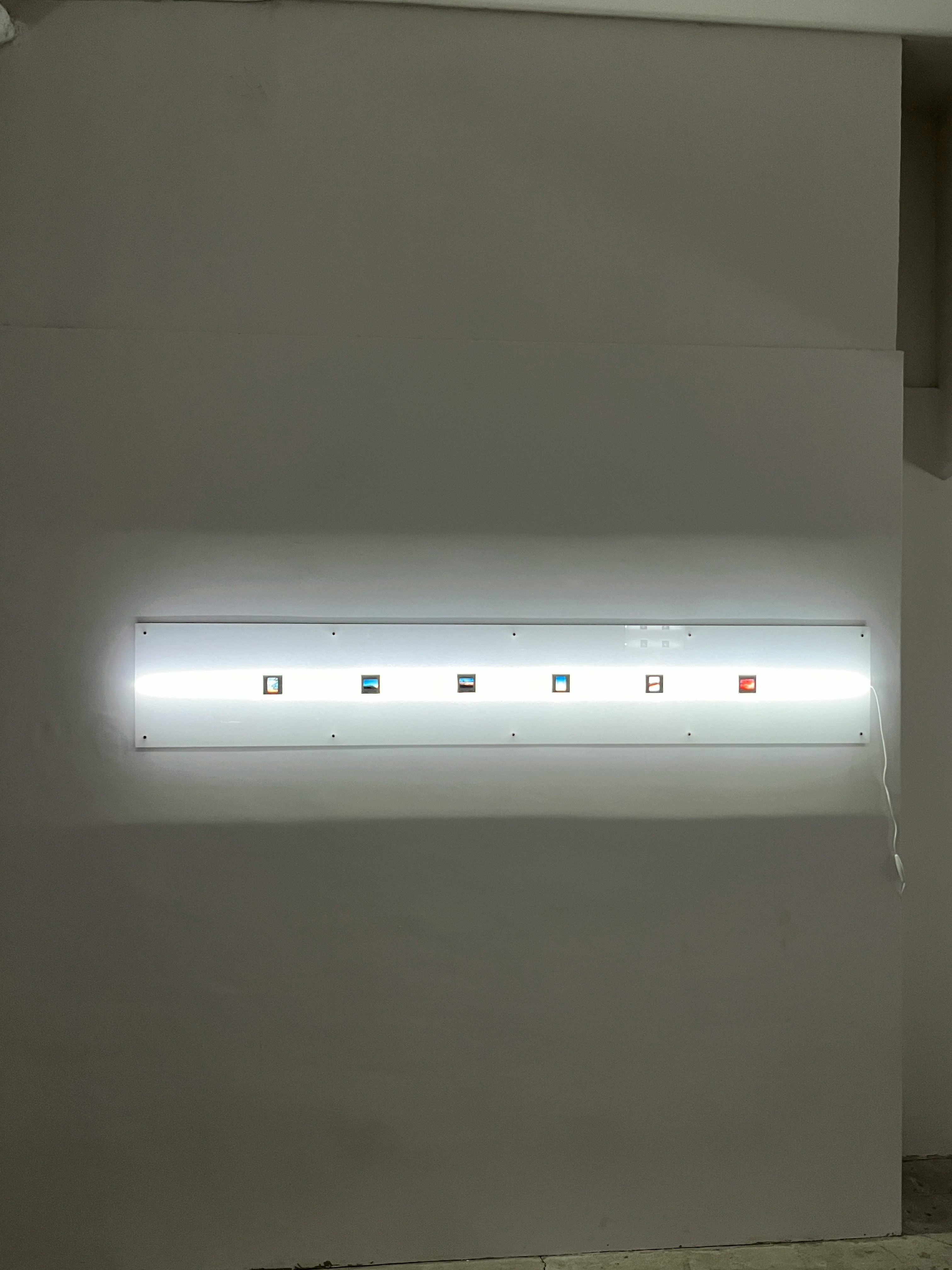 壁に取り付けられた蛍光灯の照明器具