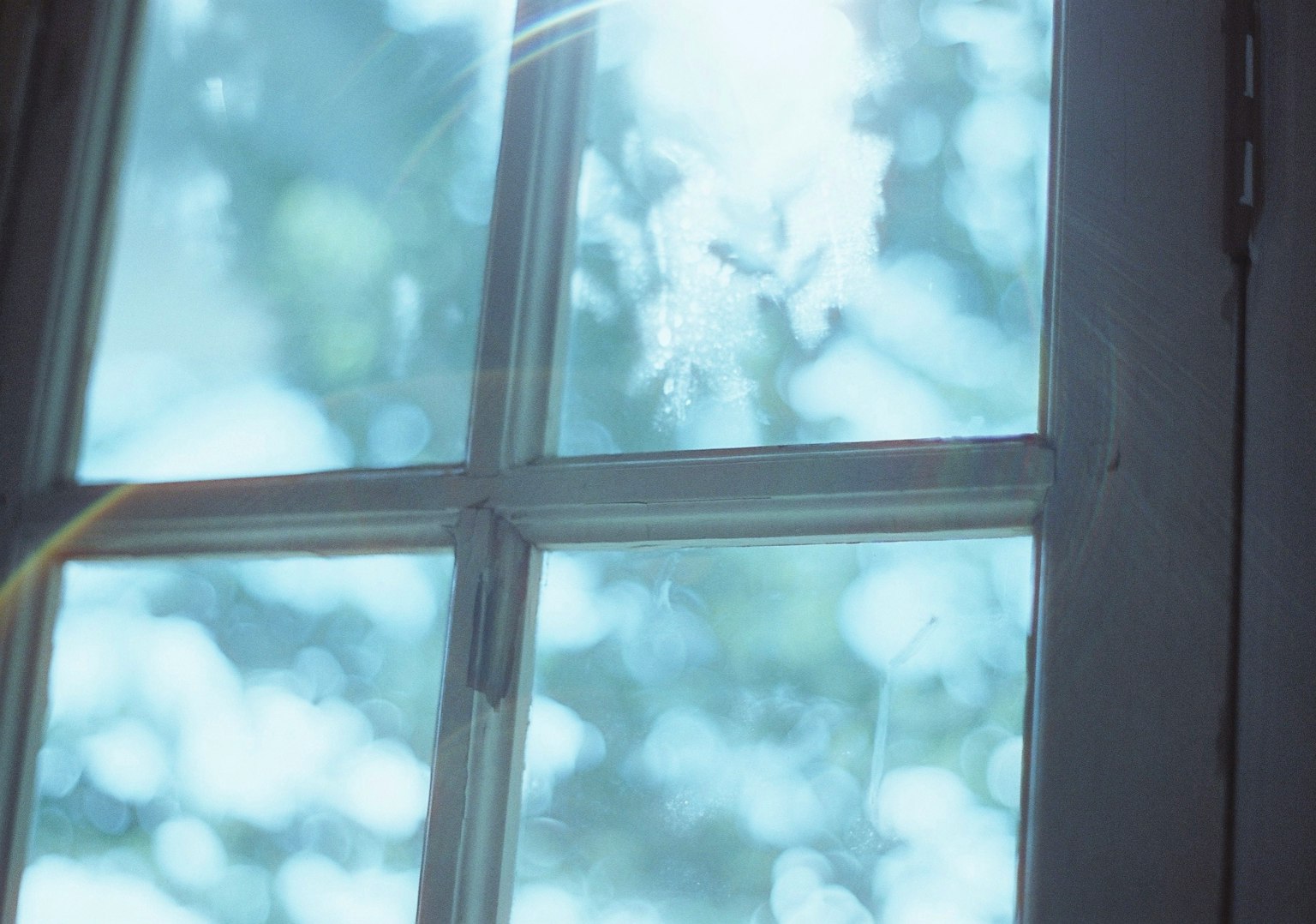 Gros plan d'une fenêtre avec une lumière bleue et un effet bokeh