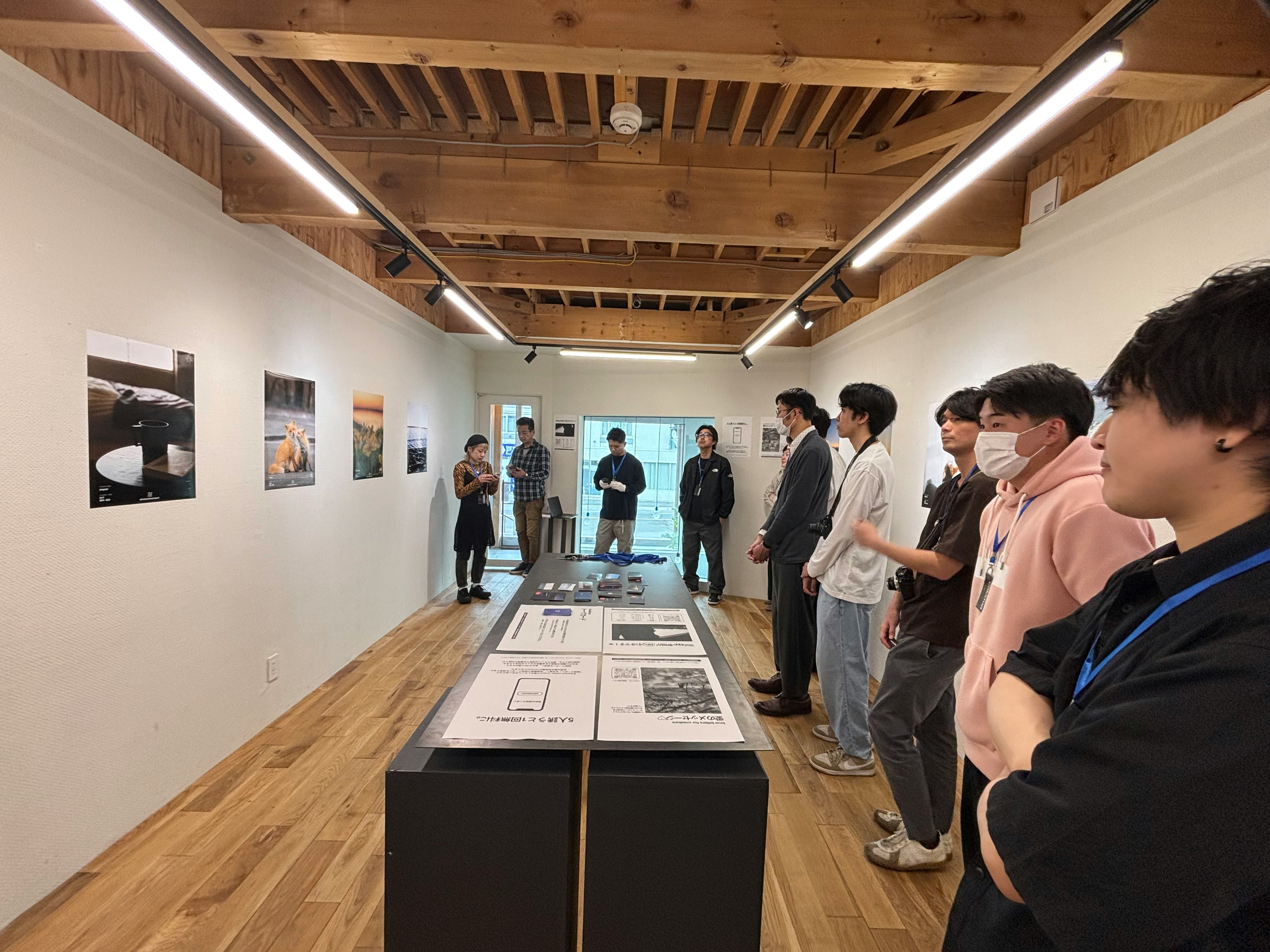 展示室で来場者が作品の前に並ぶ