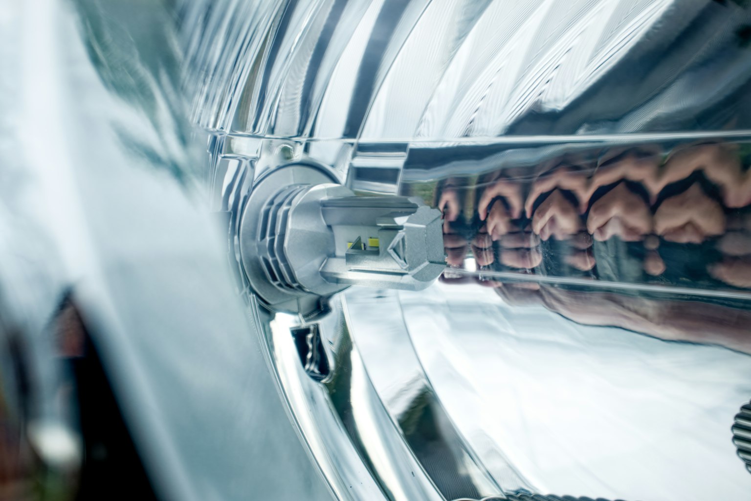 Nahaufnahme eines Geräts, das auf einer glänzenden Metalloberfläche montiert ist