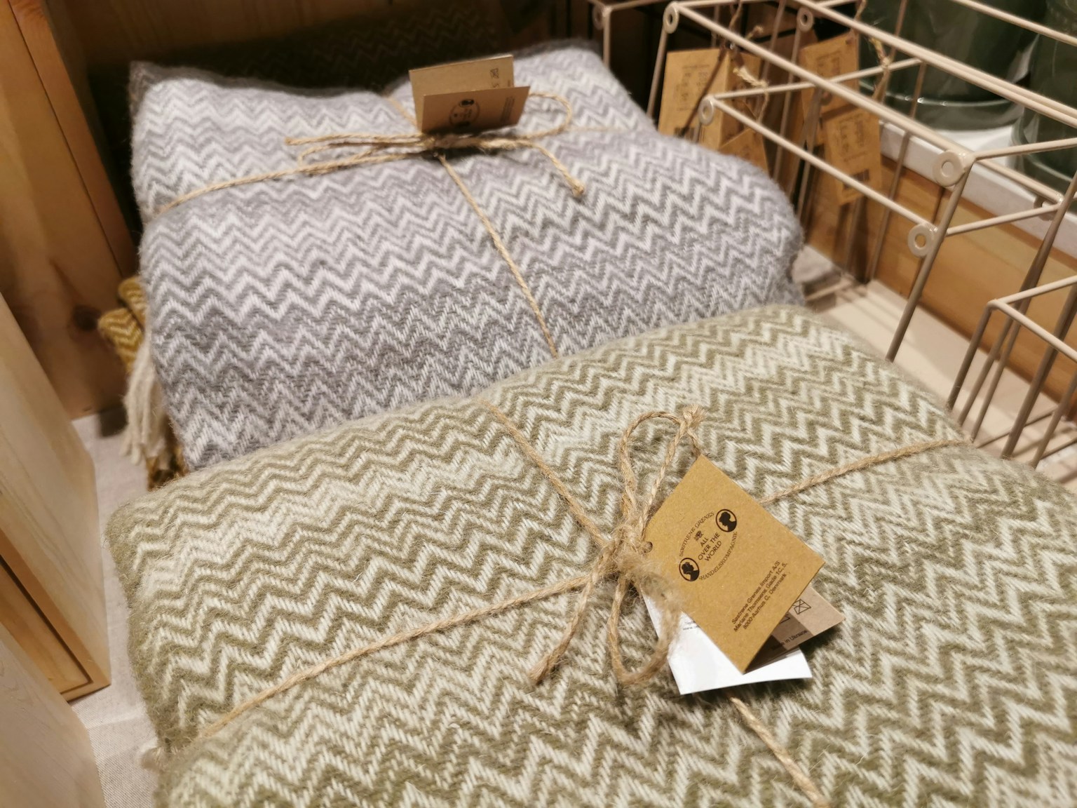 灰色和绿色之字形图案的毯子叠在一起