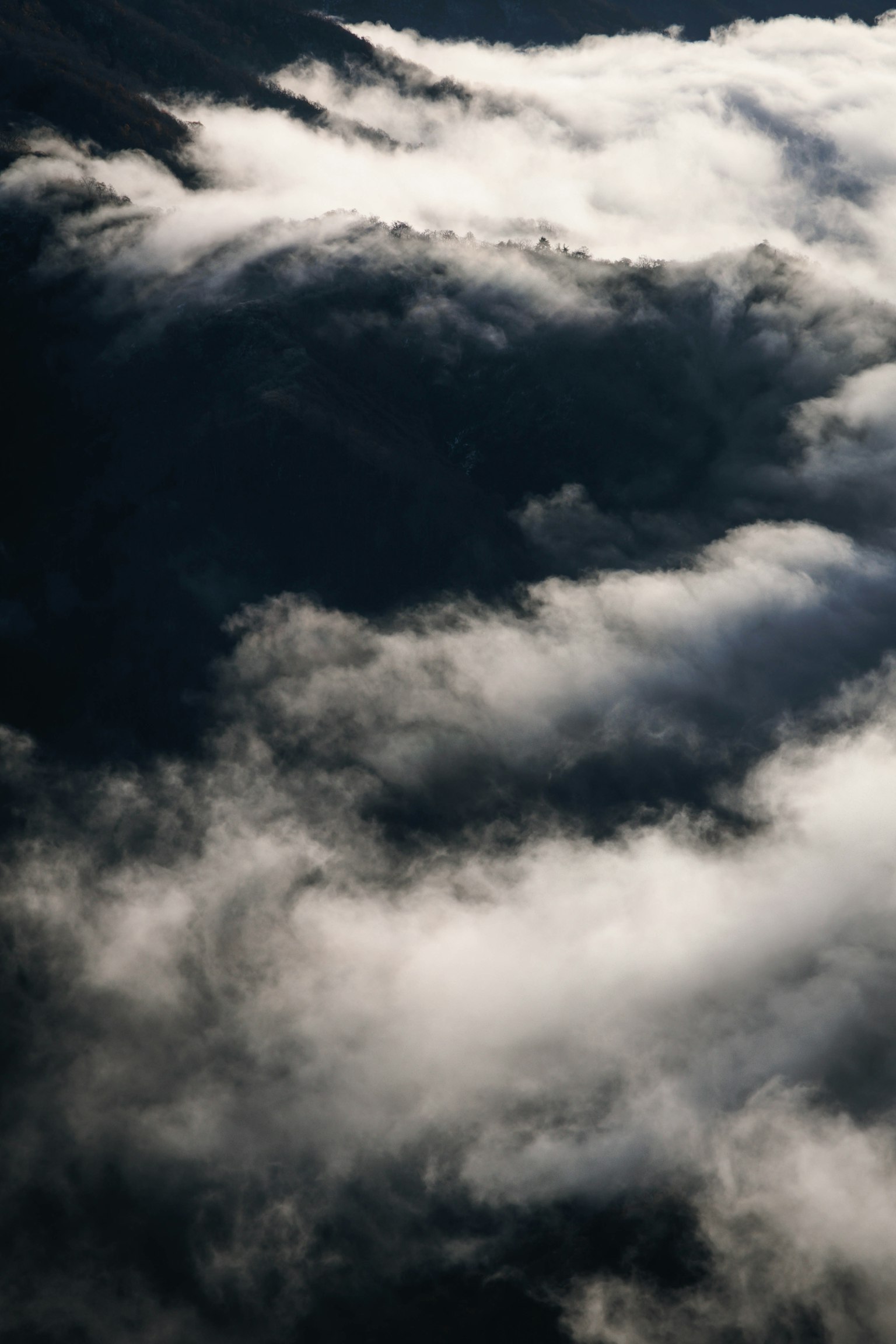 Vista aerea di nuvole che avvolgono montagne