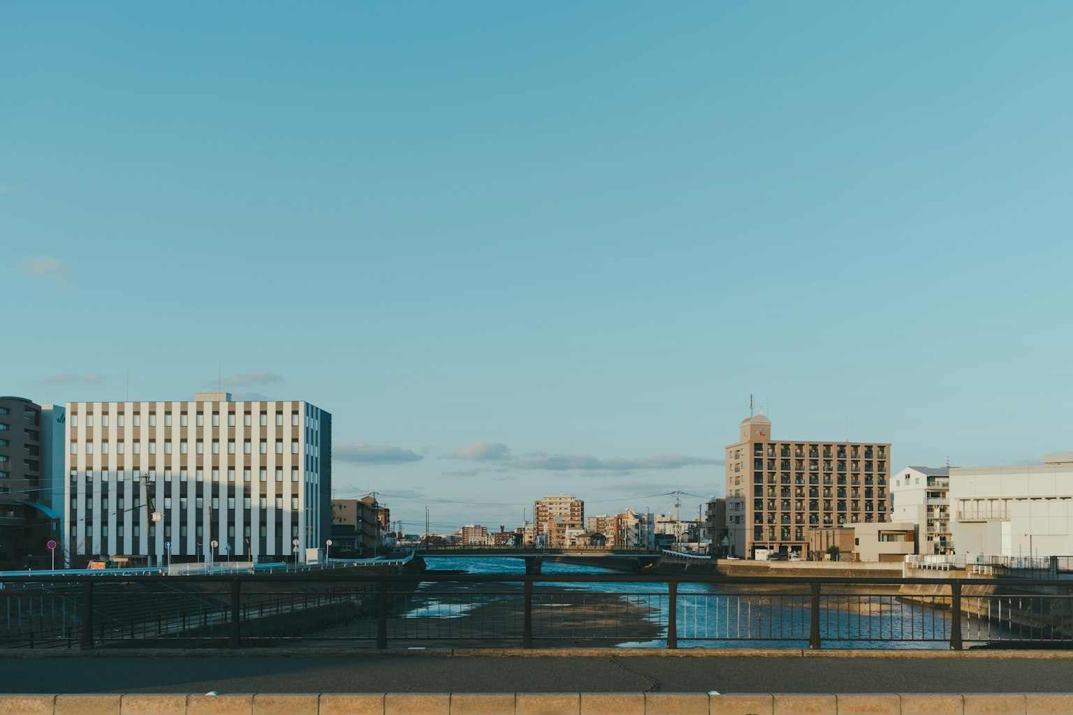 Una vista del fiume con edifici sotto un cielo blu chiaro