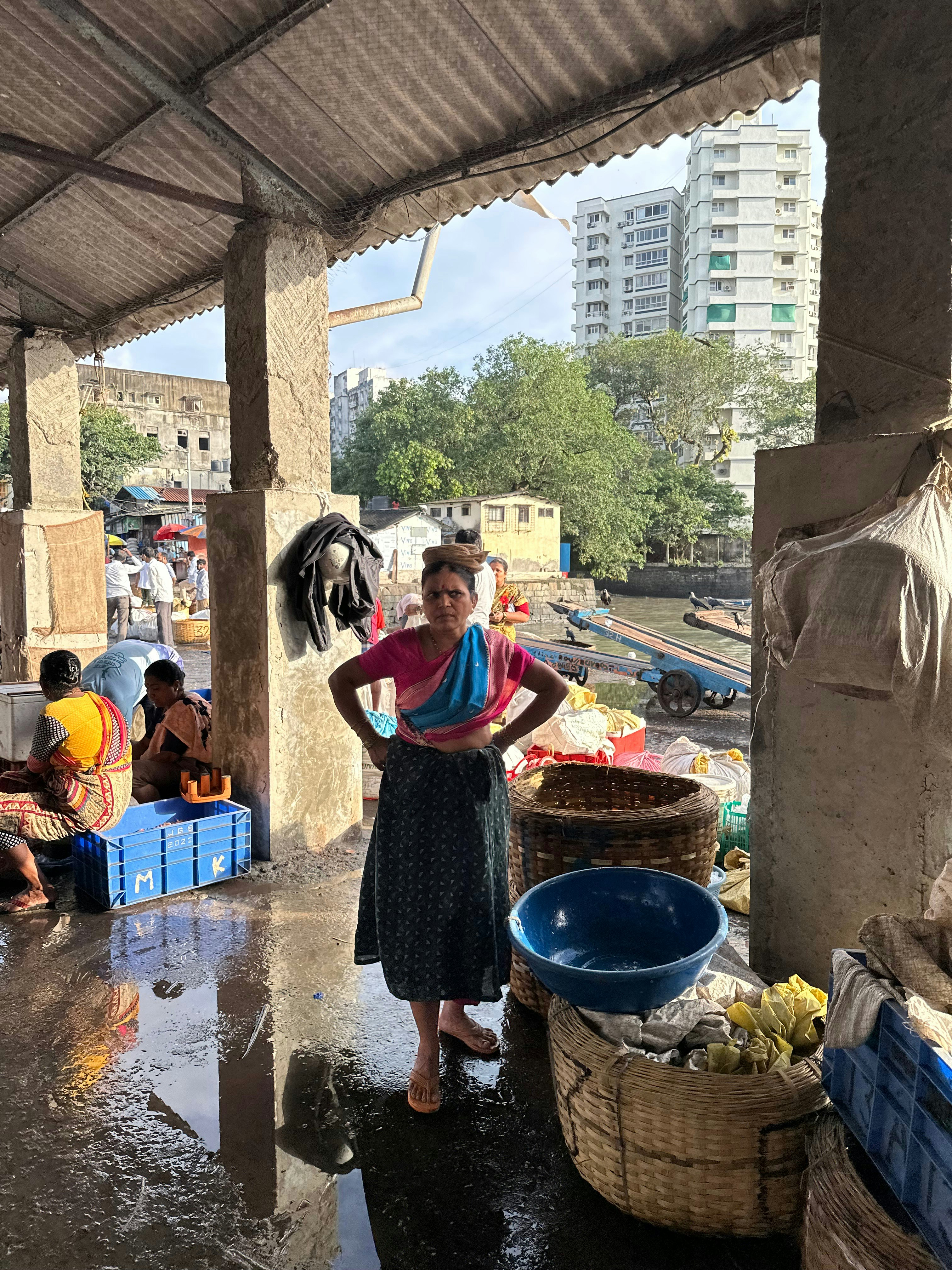 ムンバイの魚市場で働く女性と屋台の風景