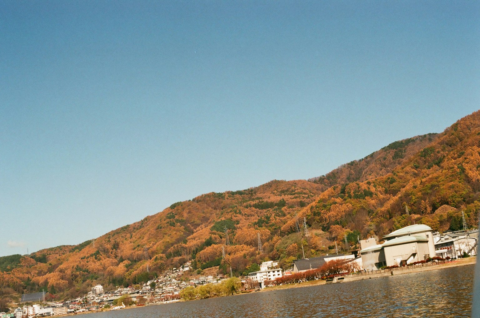 寧靜湖泊與秋季山脈的風景