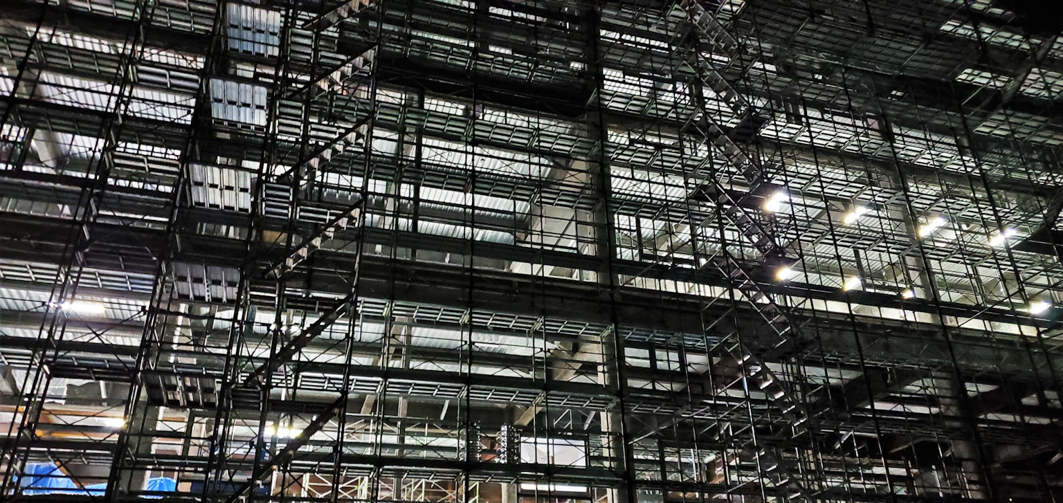 Spazio interno industriale con strutture metalliche e pareti di vetro