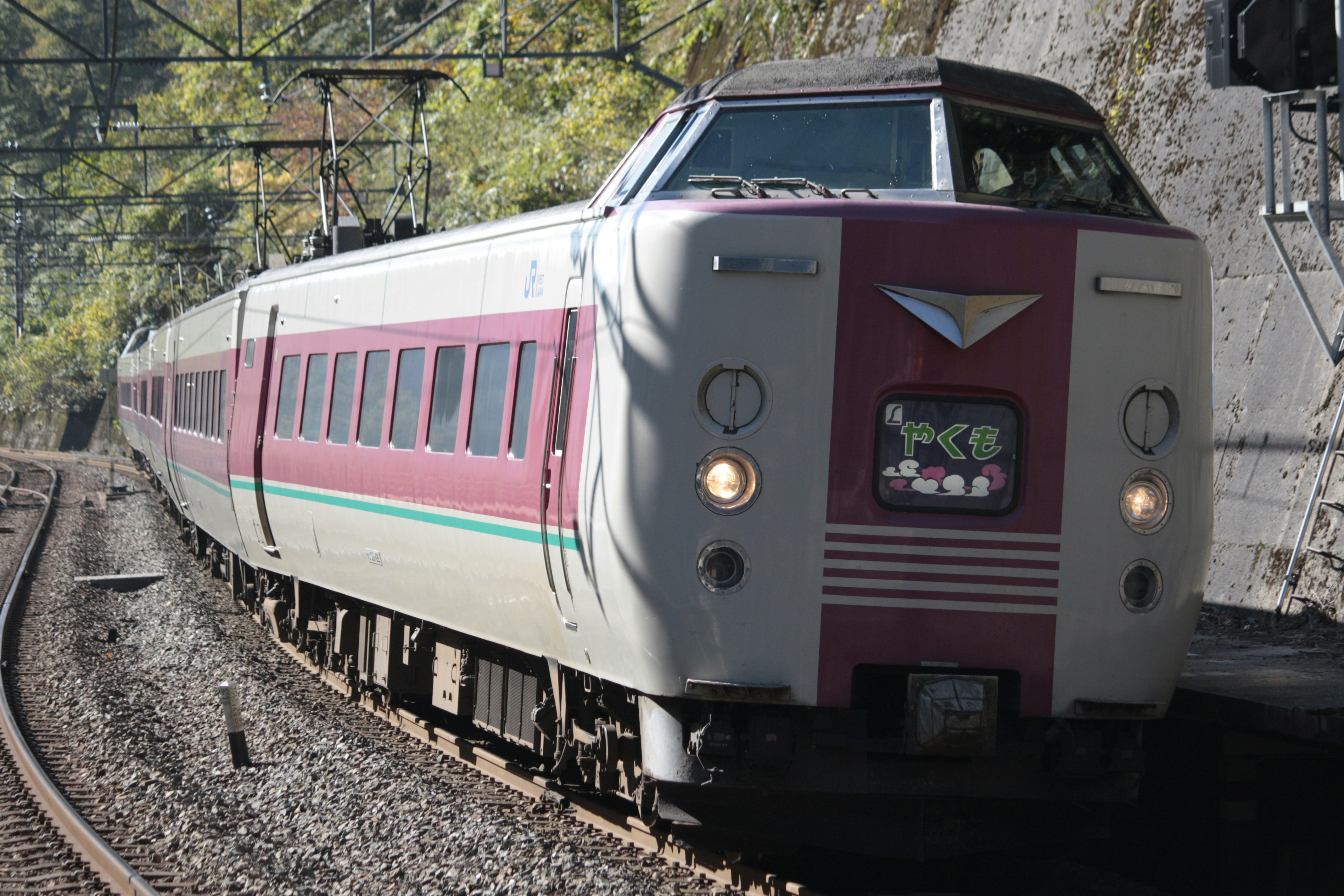 トンネル脇を走る電車の正面