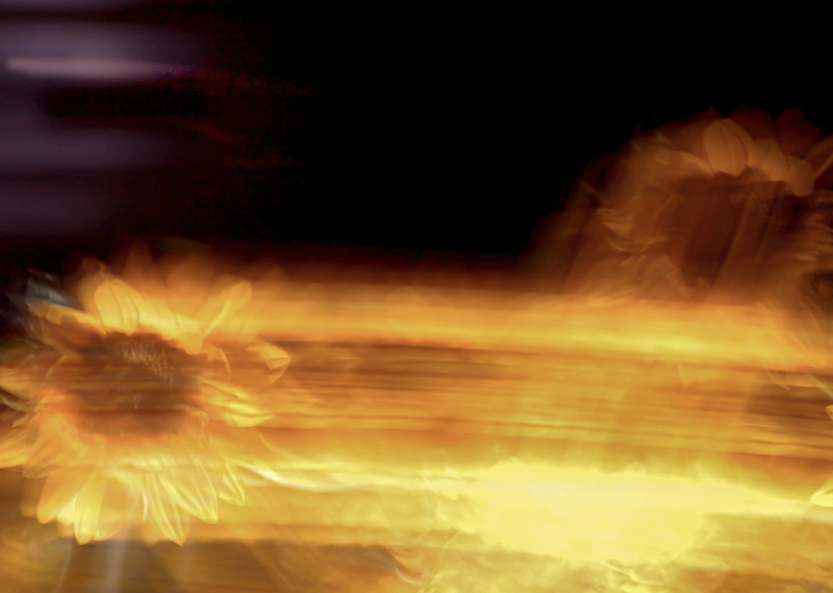 explosion de lumière jaune ardente