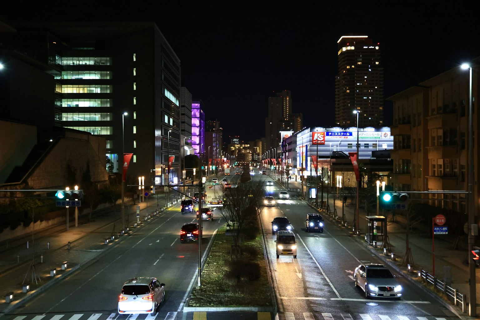 夜晚的城市街道有汽車和照明建築