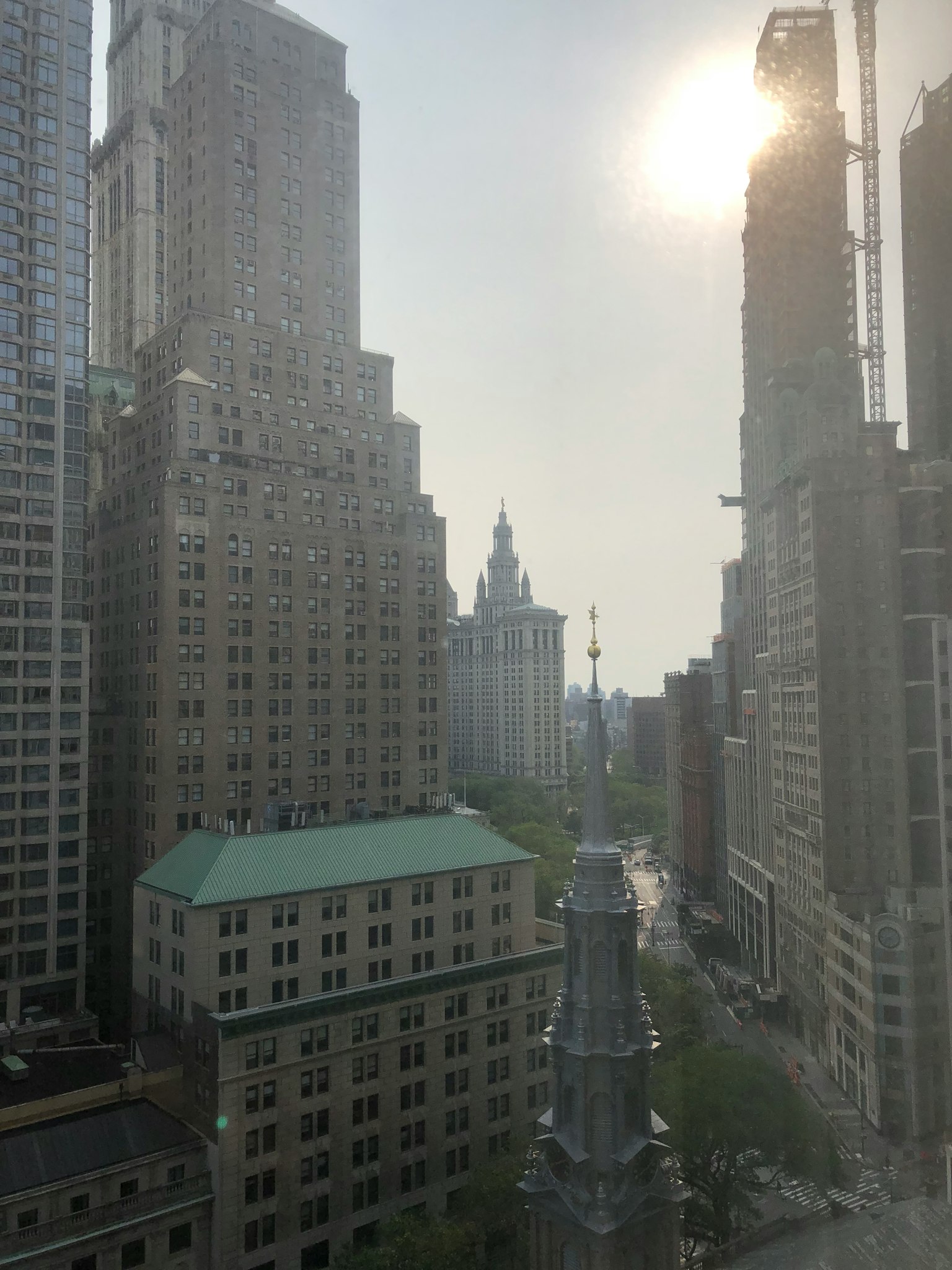 城市天际线与高楼大厦和阳光