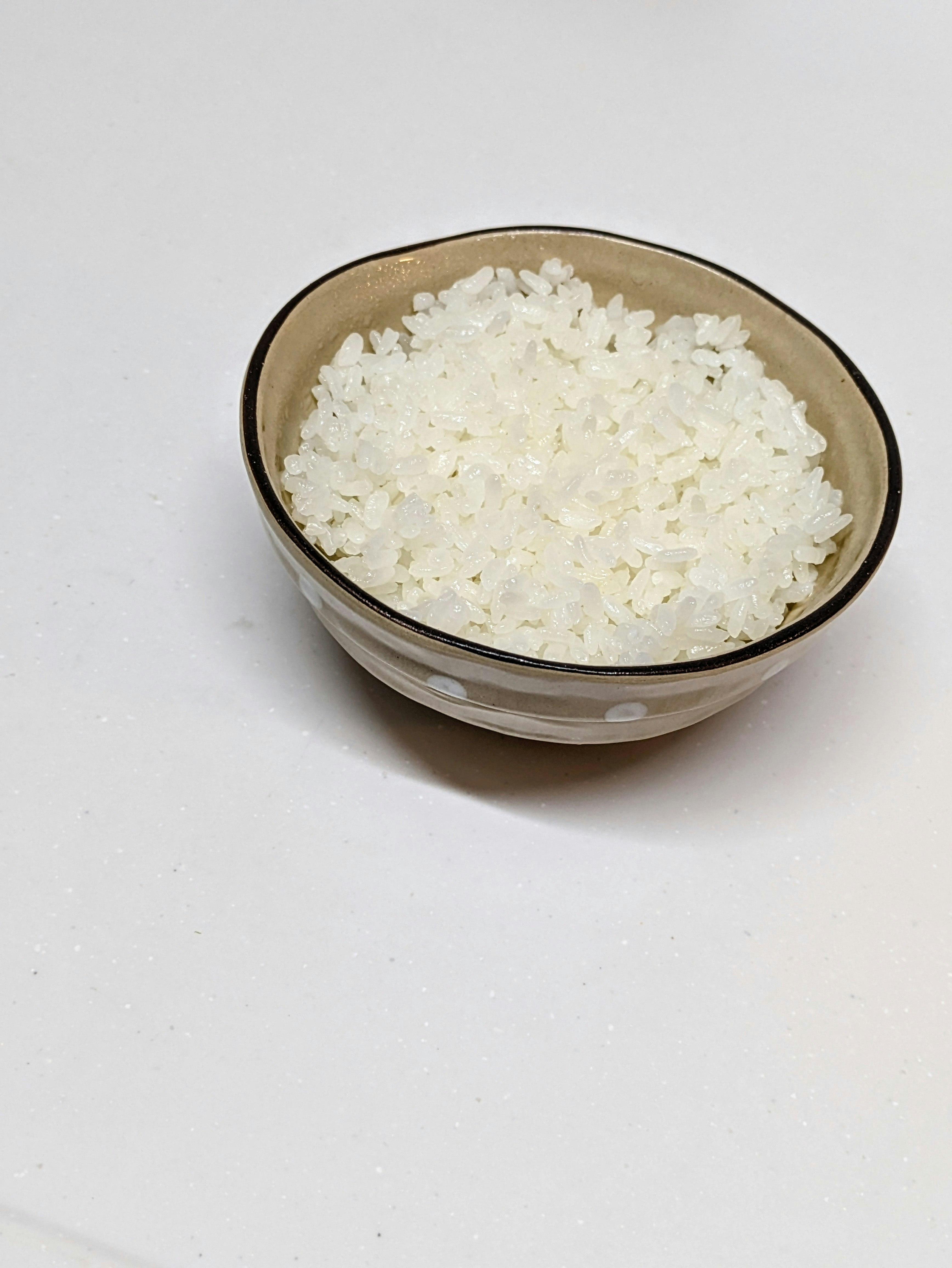 白いお茶碗に盛られた白米
