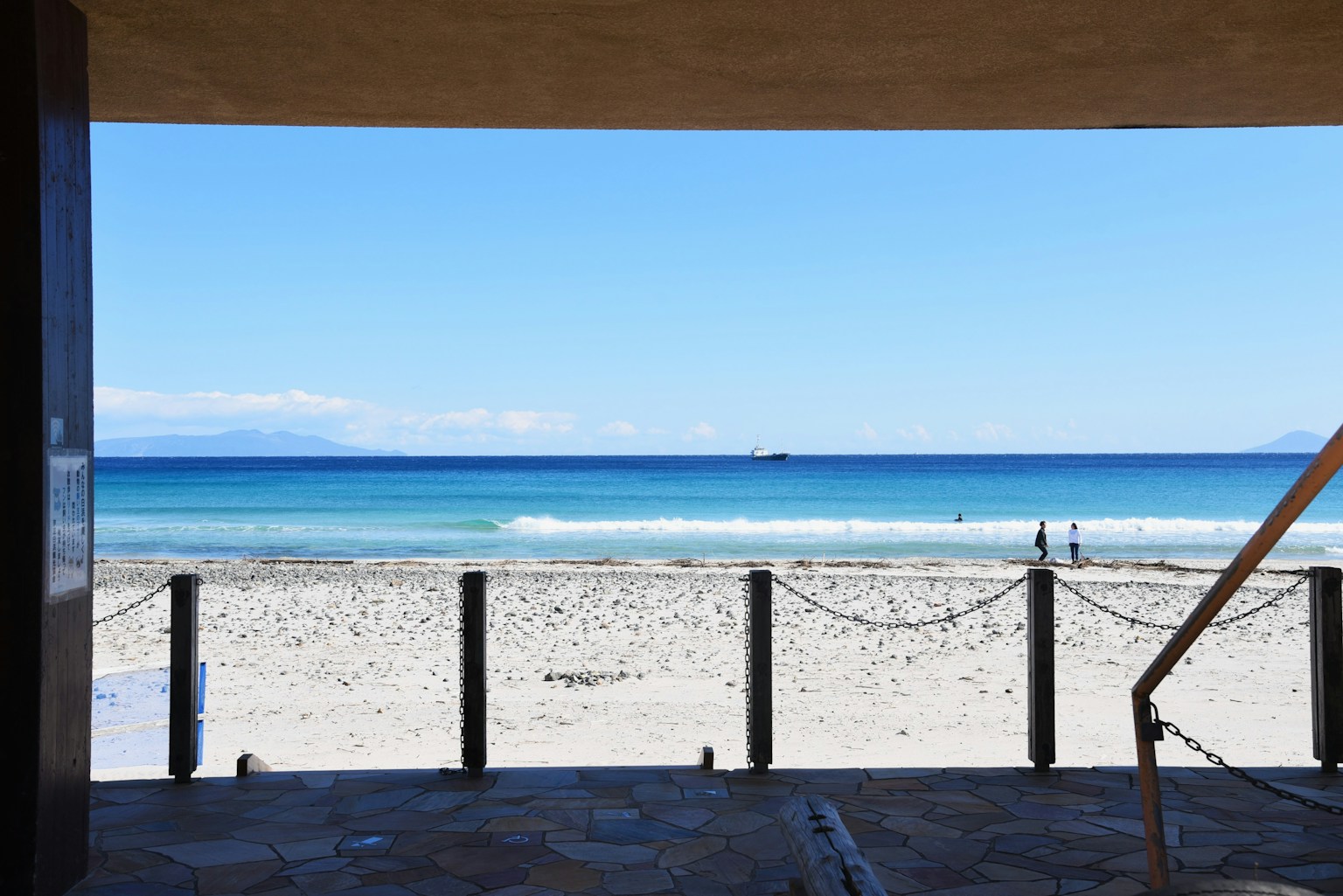 Vista di una spiaggia con oceano blu e riva sabbiosa
