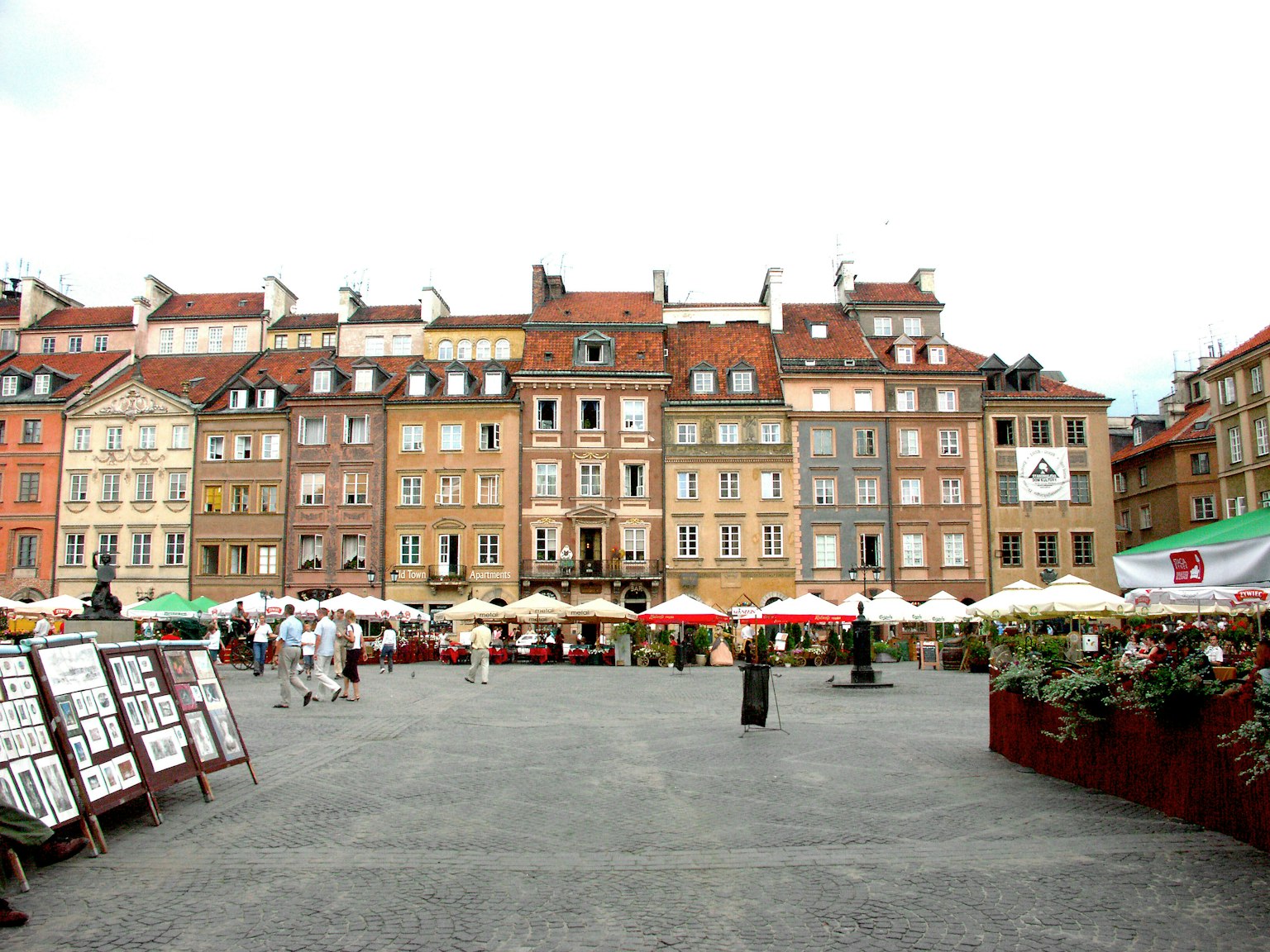 View of Warsaw Old Town Square featuring colorful buildings and market stalls