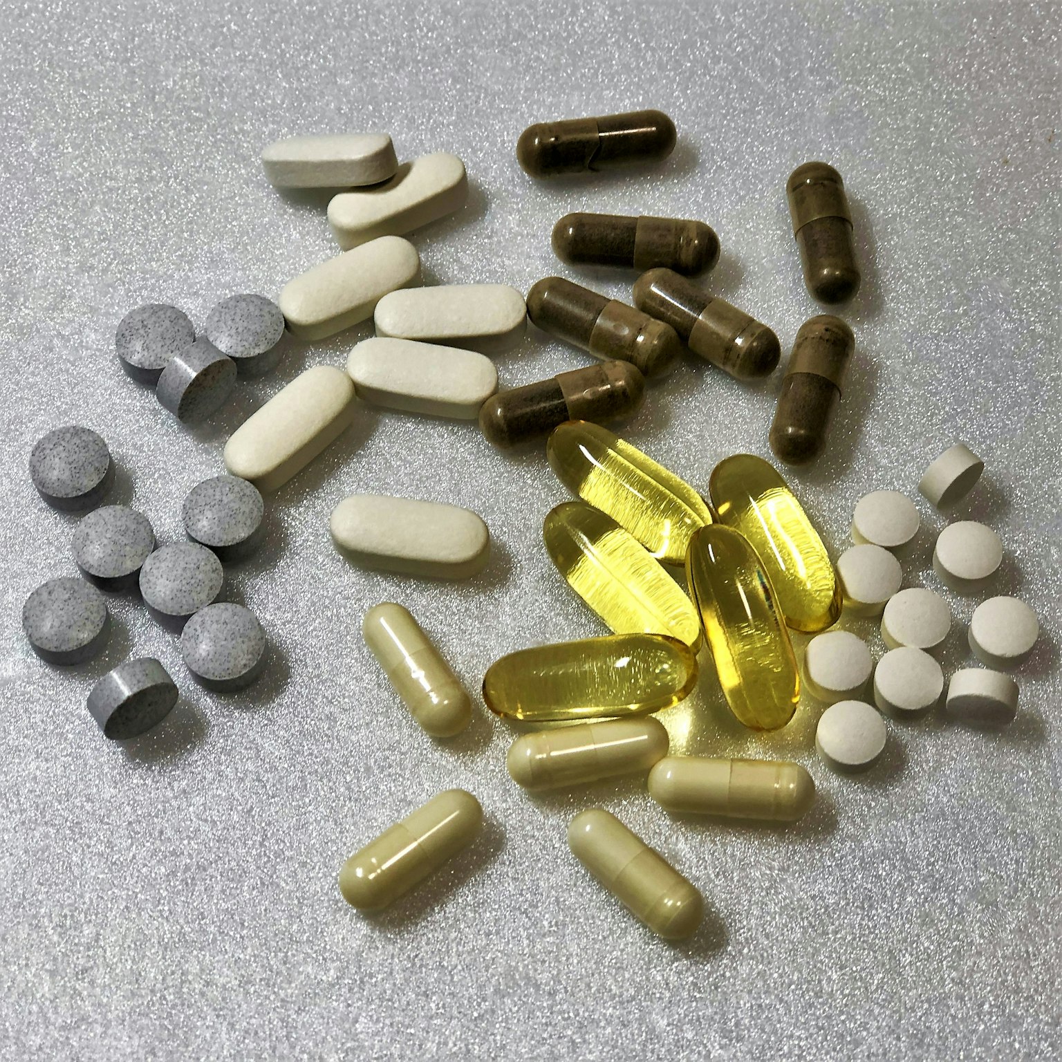 Integratori alimentari e pillole assortiti in diverse forme e colori