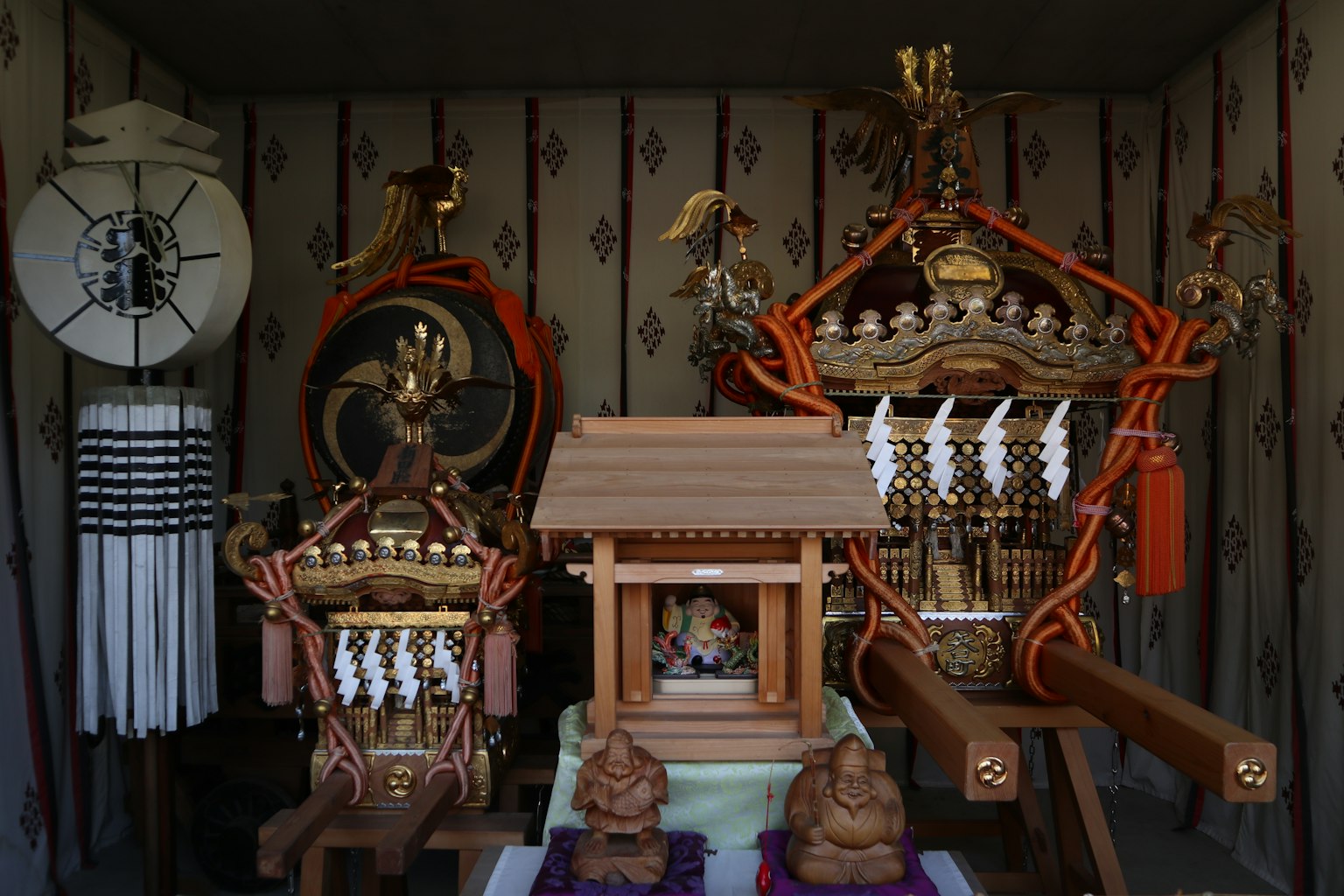 传统节日花车的展示色彩鲜艳装饰精美
