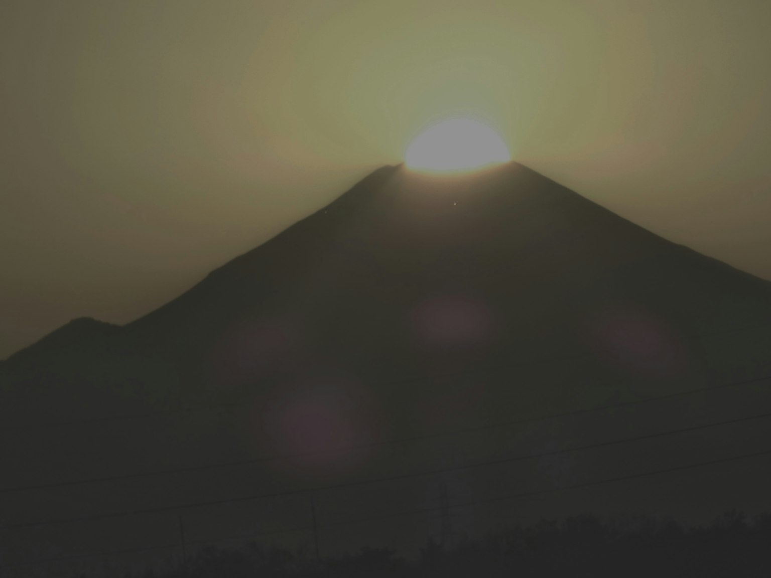Silhouette eines Berges mit der aufgehenden Sonne und einem schönen Sonnenuntergang
