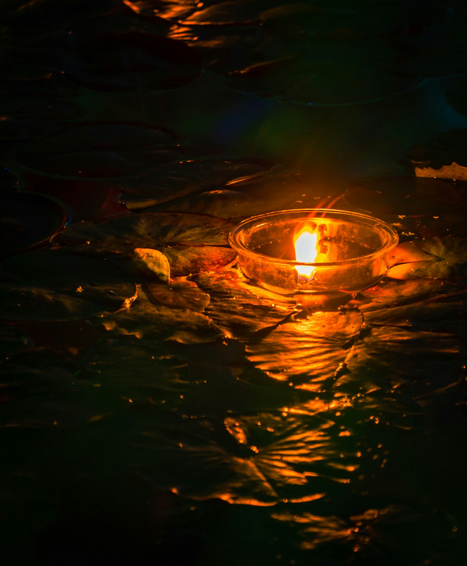 Una candela luminosa che galleggia sulla superficie dell'acqua
