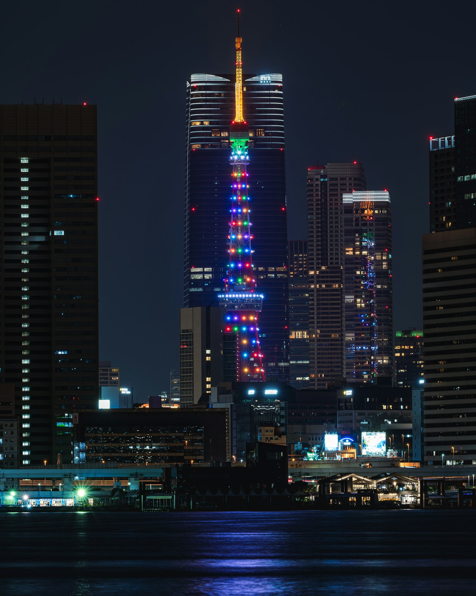 Tour de Tokyo illuminée de lumières colorées la nuit dans un paysage urbain