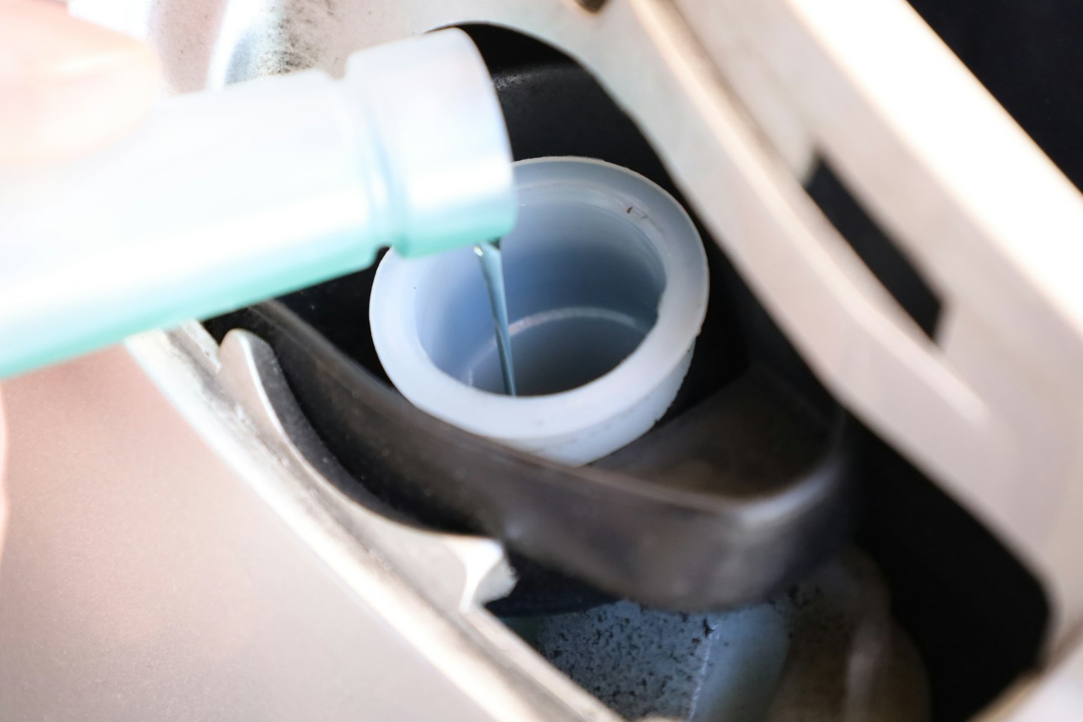 Gros plan sur un réservoir rempli de liquide de lavage de voiture