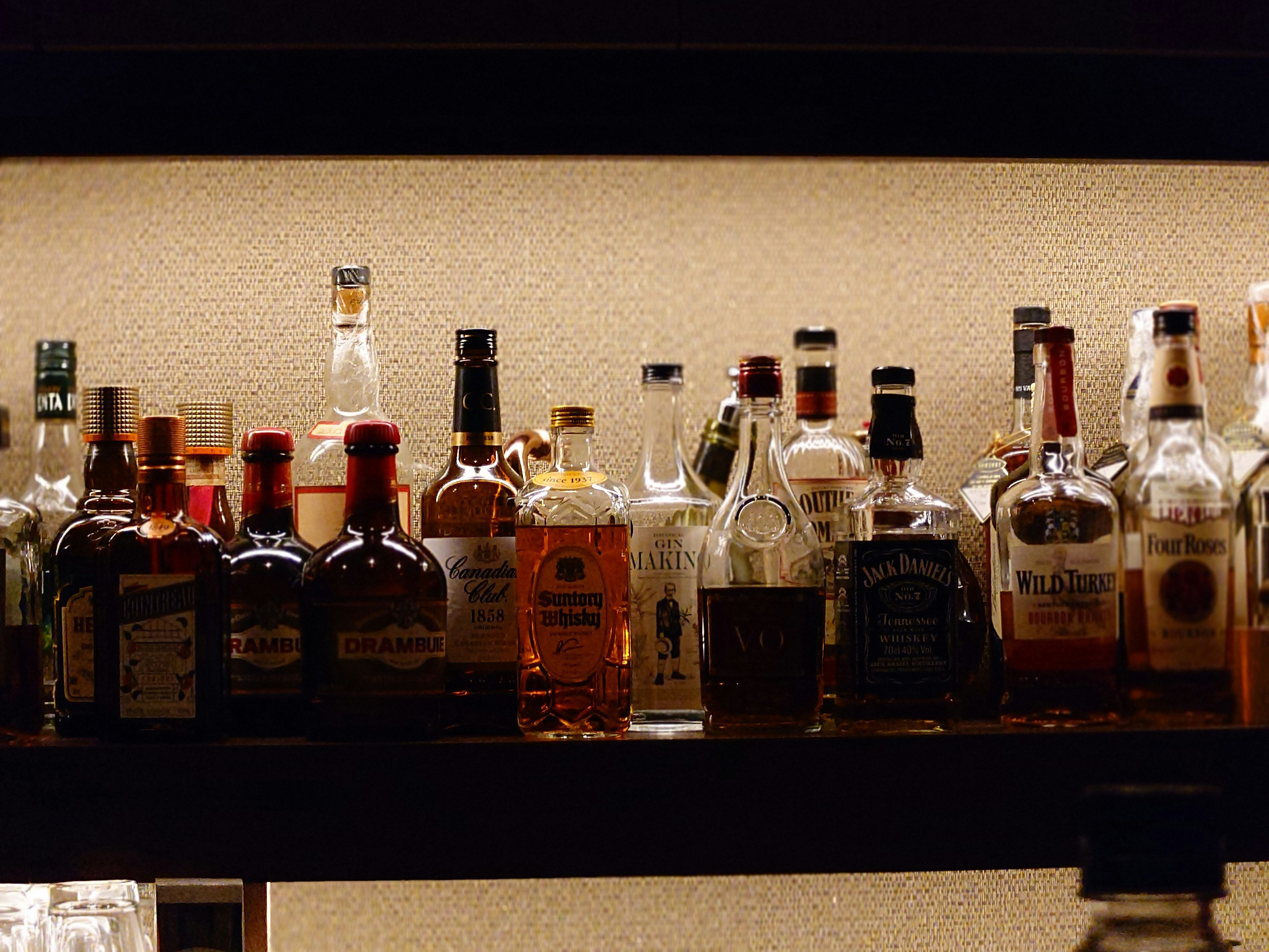 棚に並ぶ酒瓶のコレクション