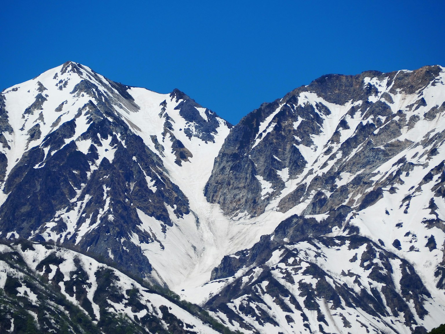Majestuosas montañas cubiertas de nieve bajo un cielo azul