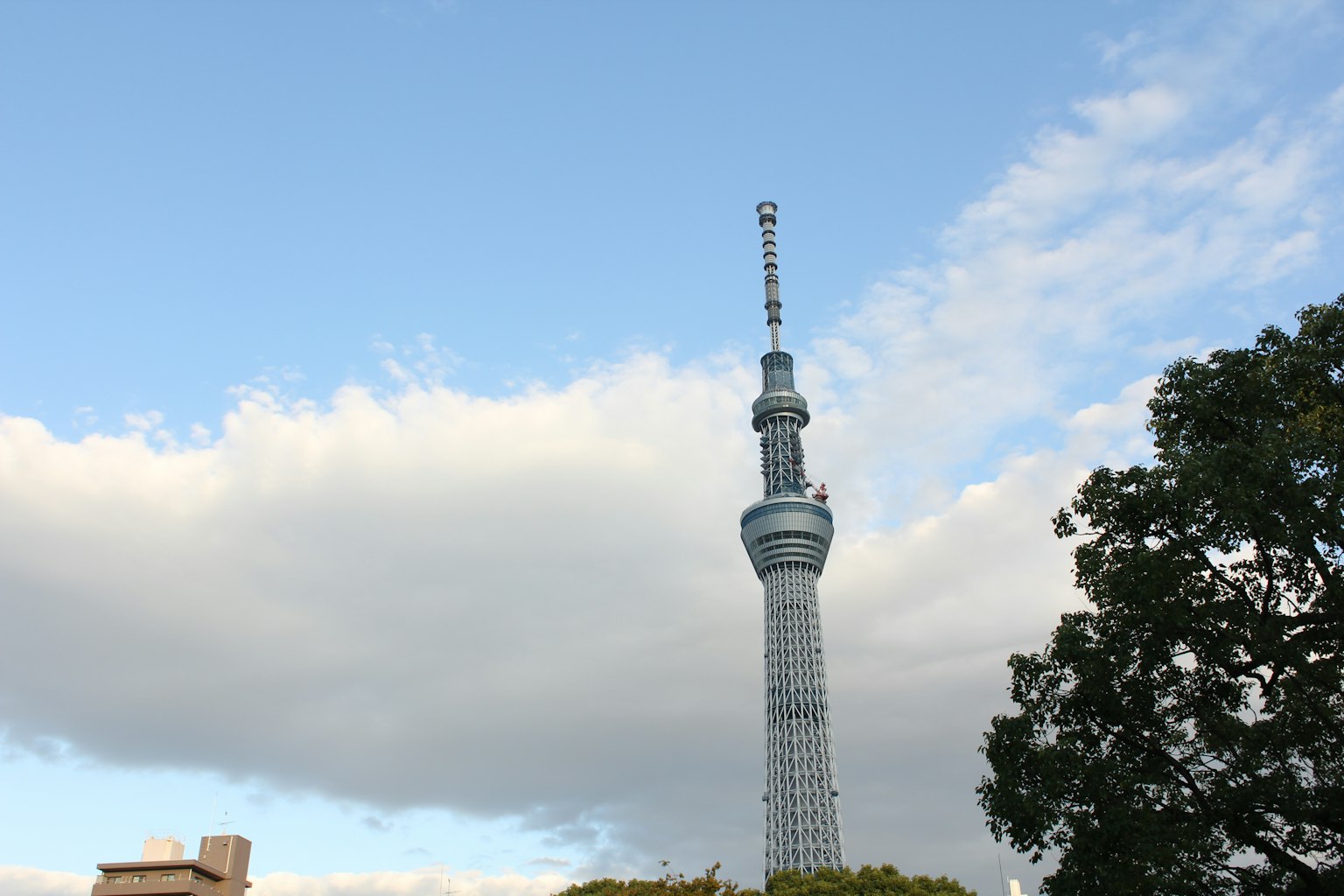 Tokyo Skytree đứng dưới bầu trời xanh với những đám mây trắng