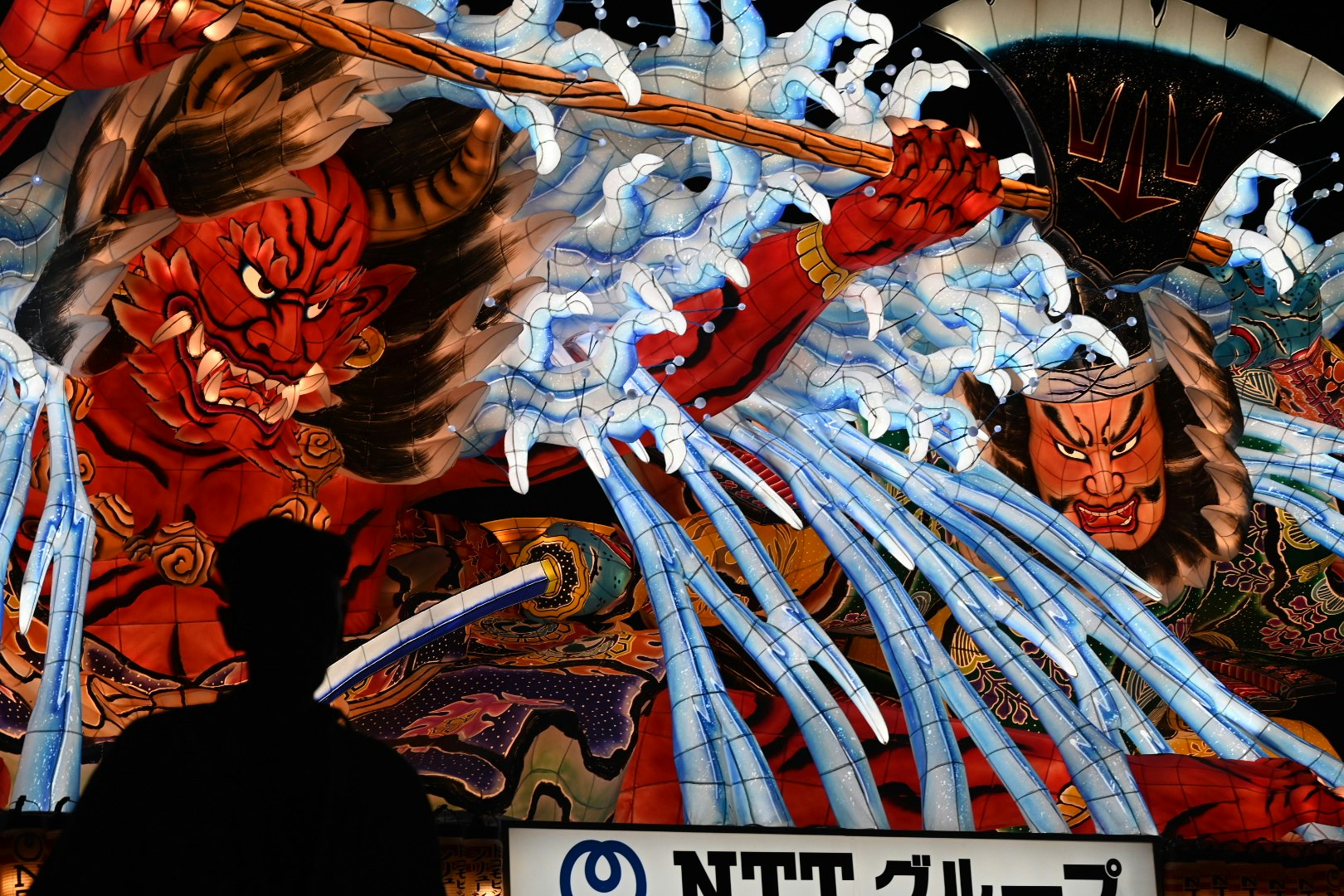 lukisan mural dekoratif bergaya Jepang besar dengan naga dan tekstur seperti kain