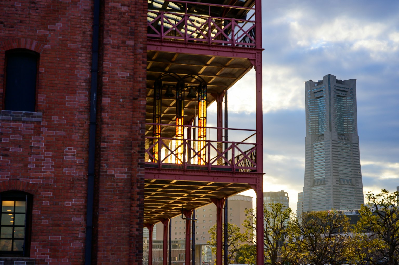 Bâtiment en briques rouges avec un gratte-ciel moderne en arrière-plan