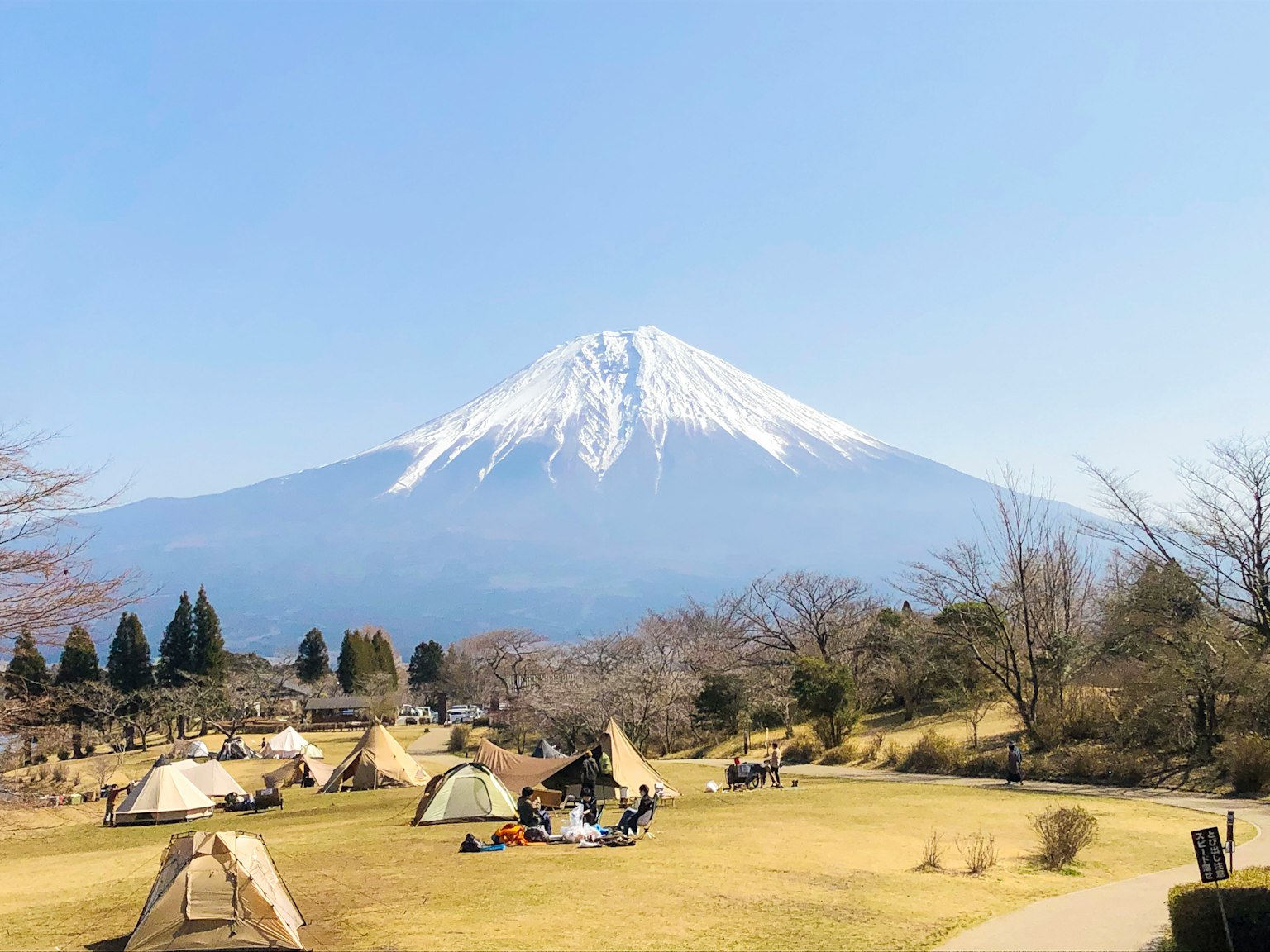 Malerscher Blick auf den Fuji mit einem Campingbereich im Vordergrund