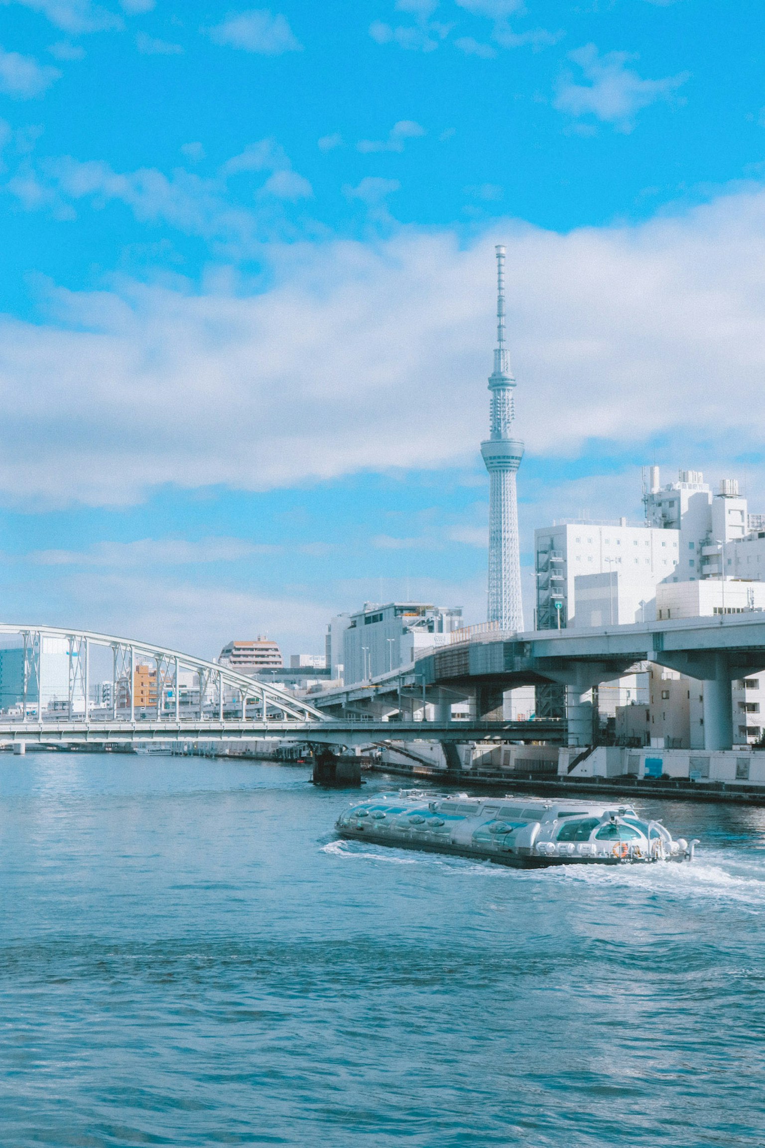Tokyo Skytree bên dòng sông với bầu trời xanh và mây trắng