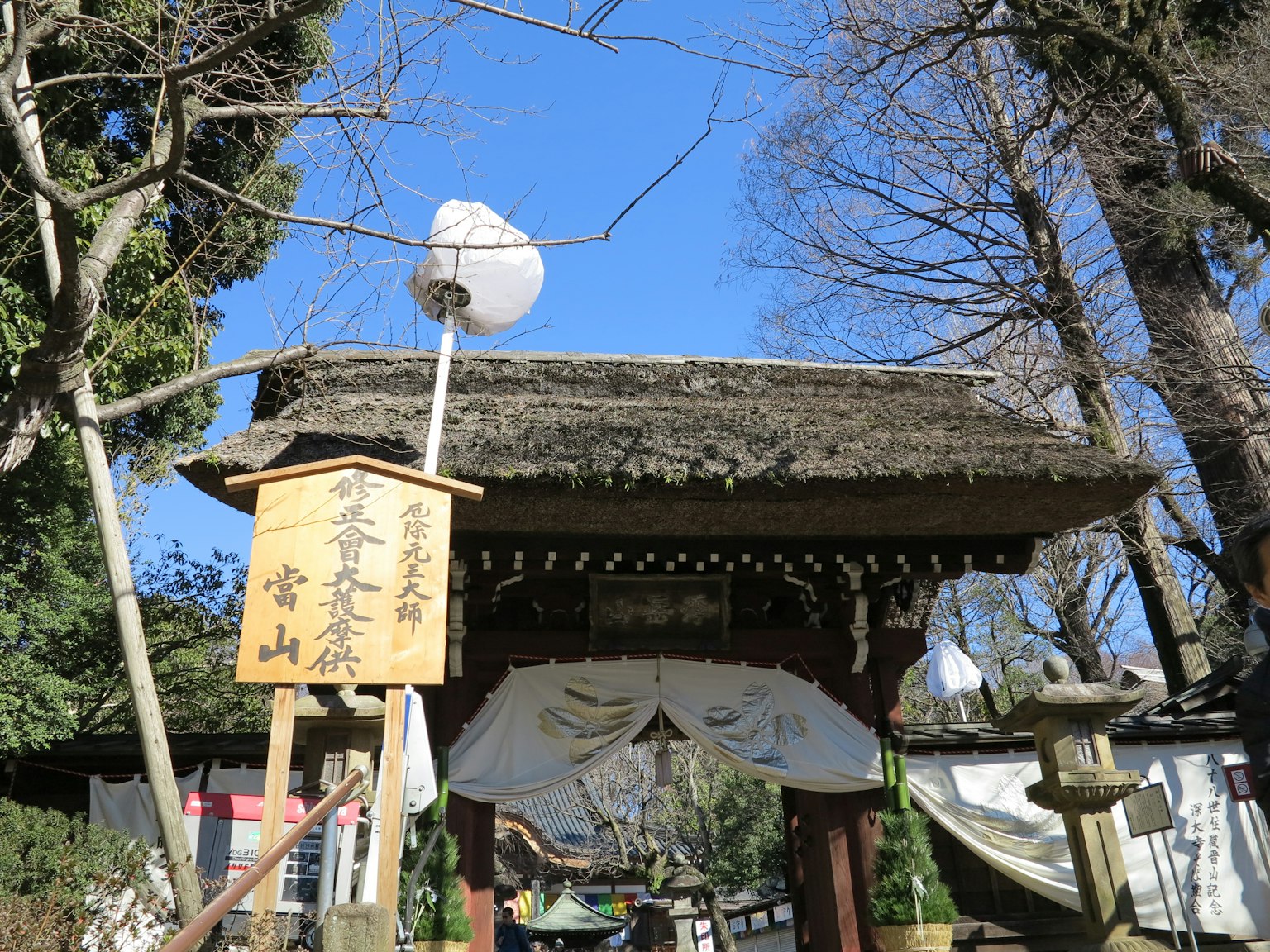 传统日本门和手写标志的宁静环境
