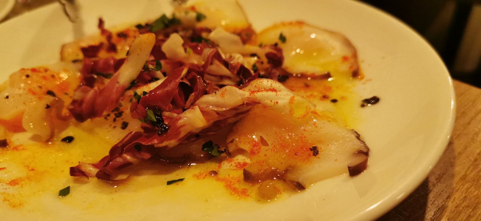 Plat de fruits de mer coloré servi dans une assiette blanche