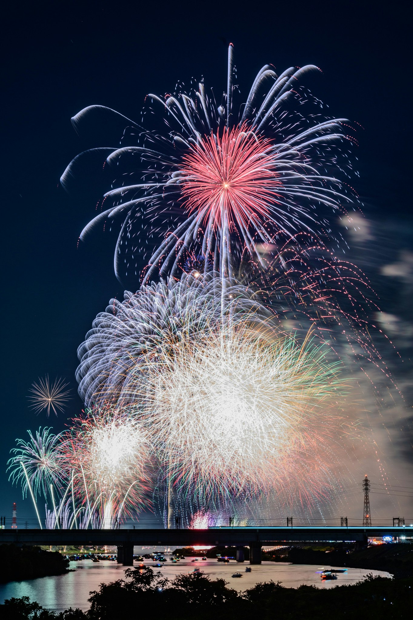 夜空に広がる花火と水辺の光景