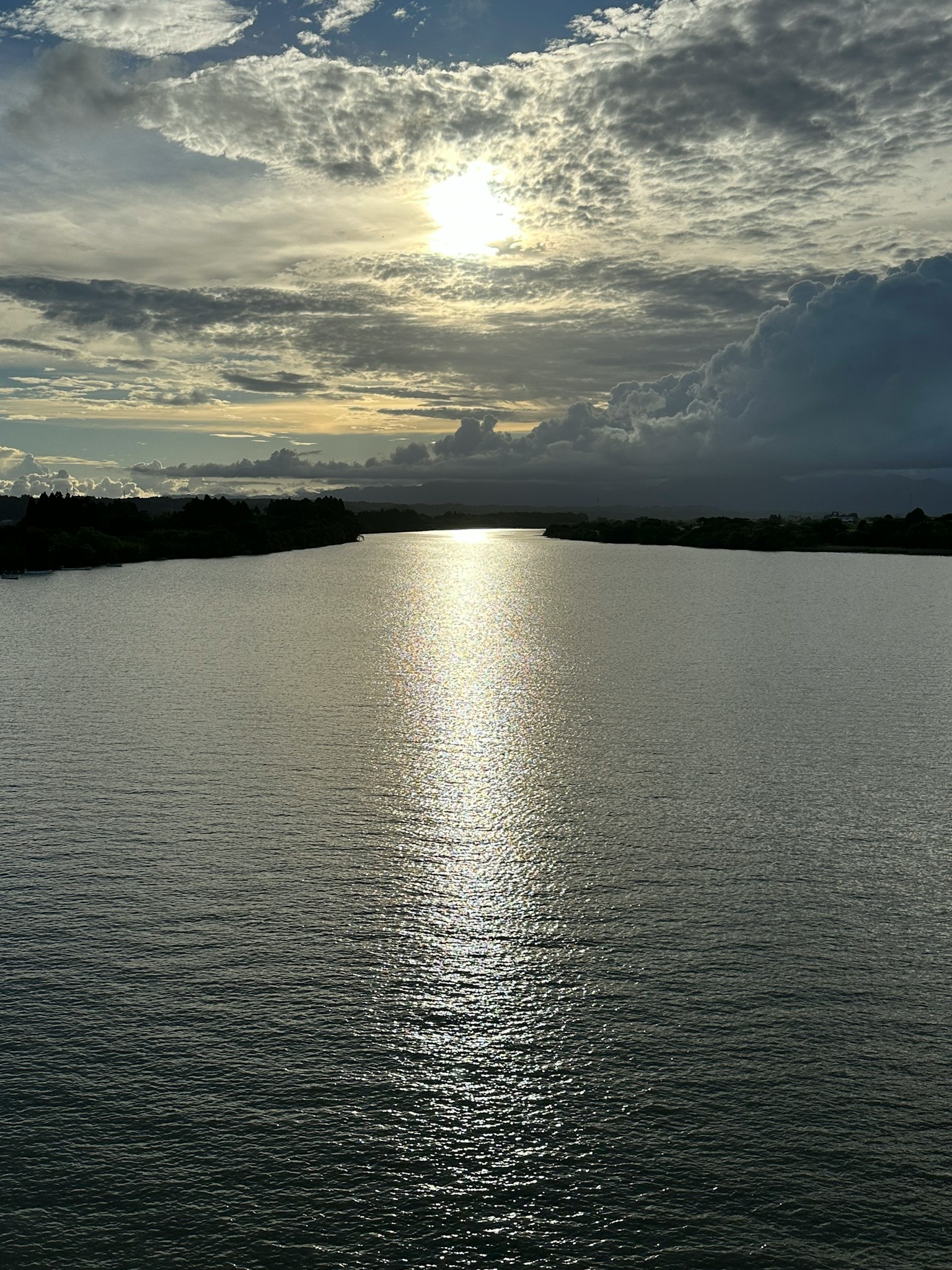 Vista panoramica della luce del sole che si riflette su un fiume con nuvole nel cielo