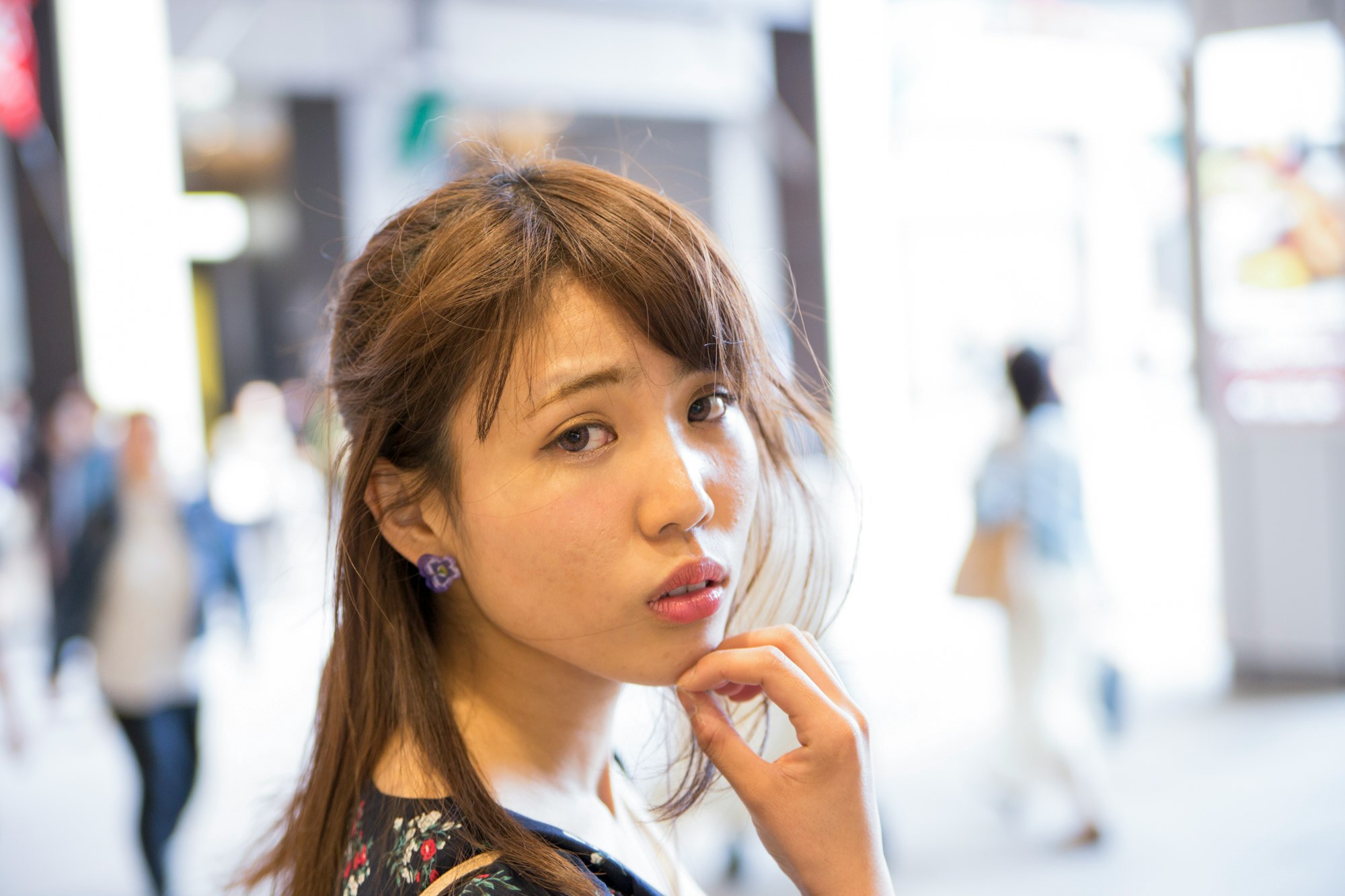一位年輕女性在繁忙的街道上回頭看