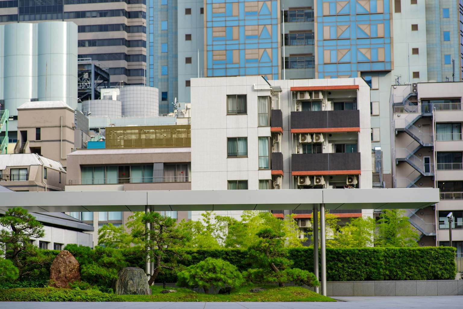 城市景觀，融合現代建築和綠地