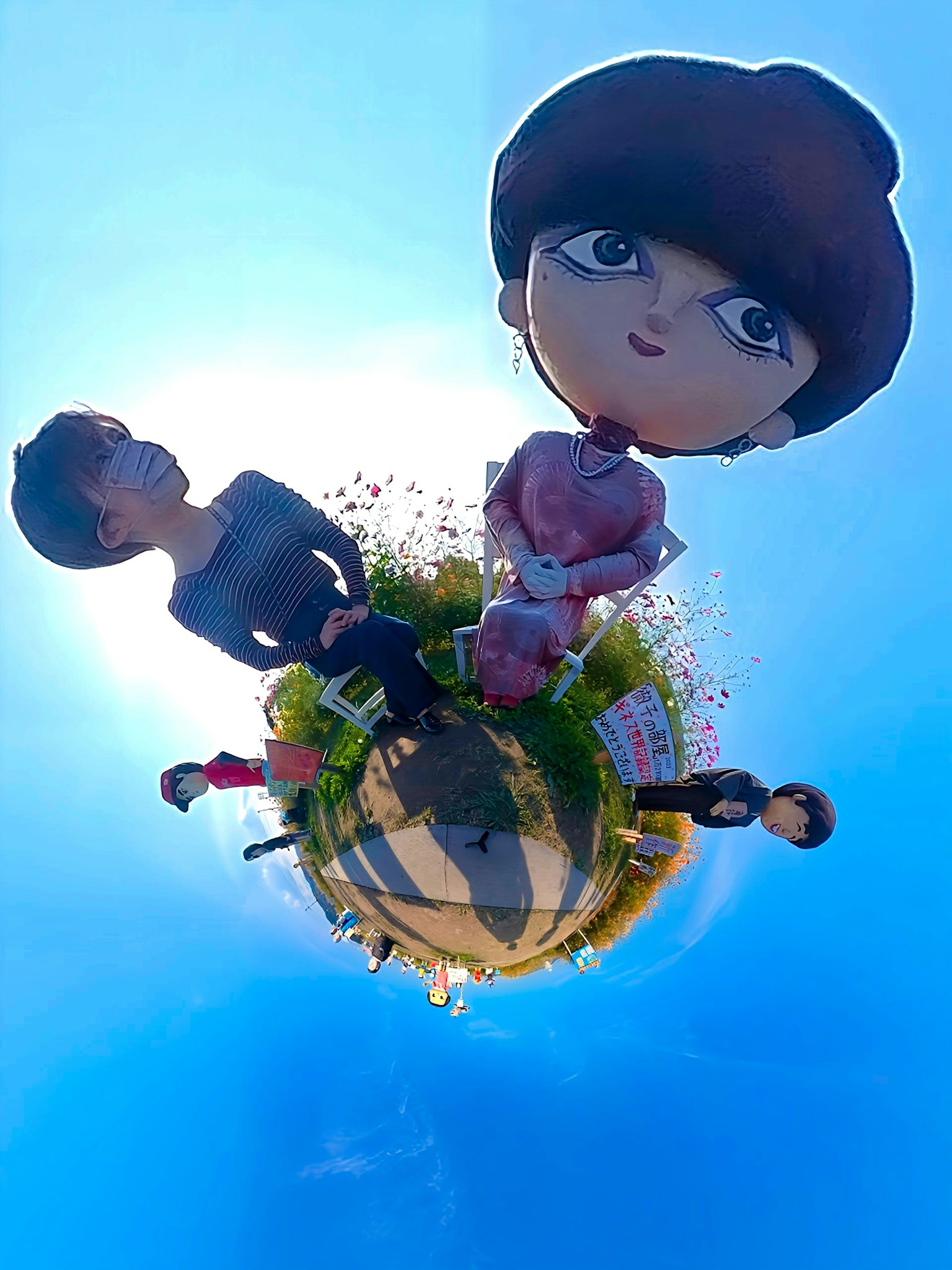 Un'immagine panoramica con personaggi colorati sotto un cielo azzurro