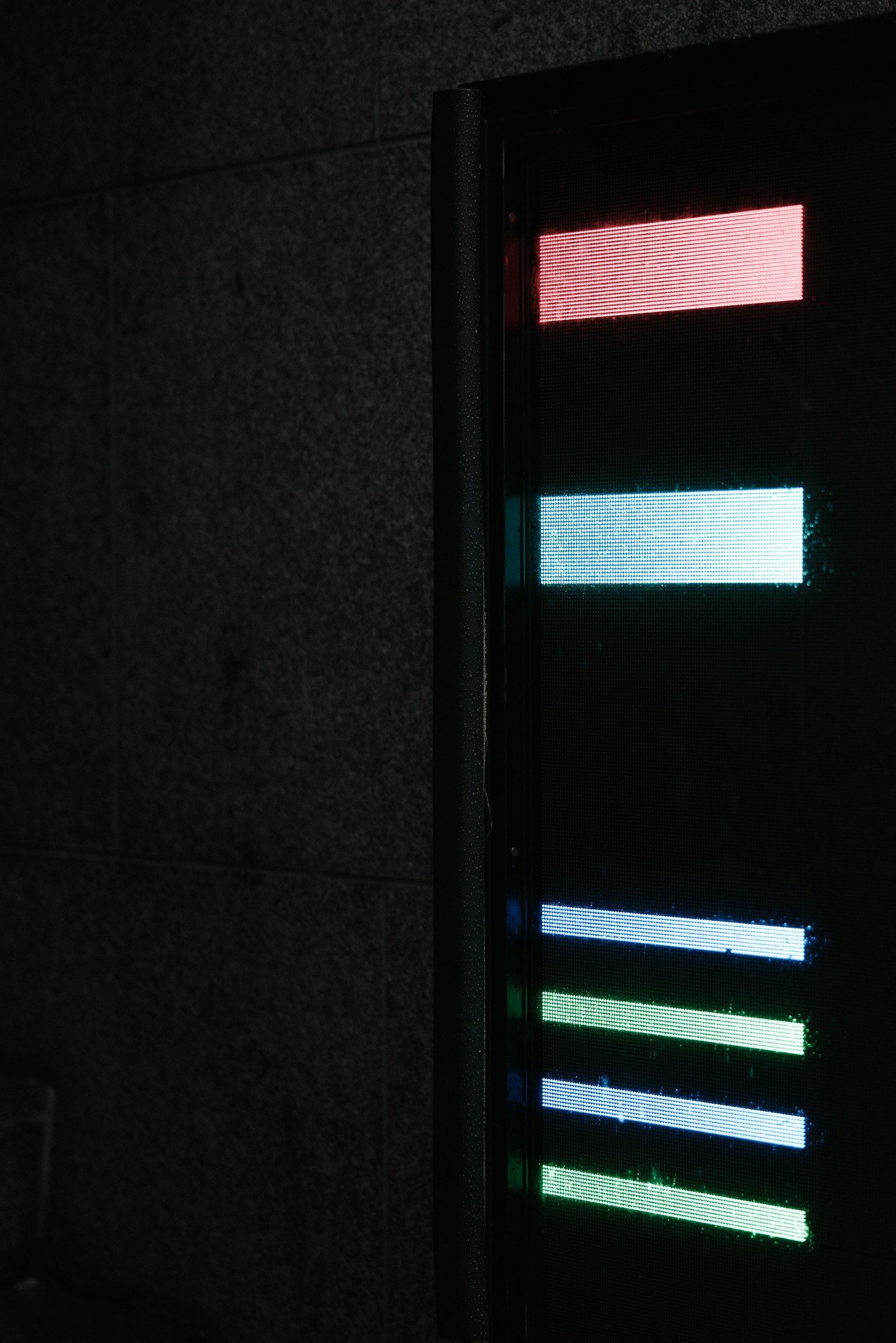 Image avec des bandes colorées sur un fond sombre