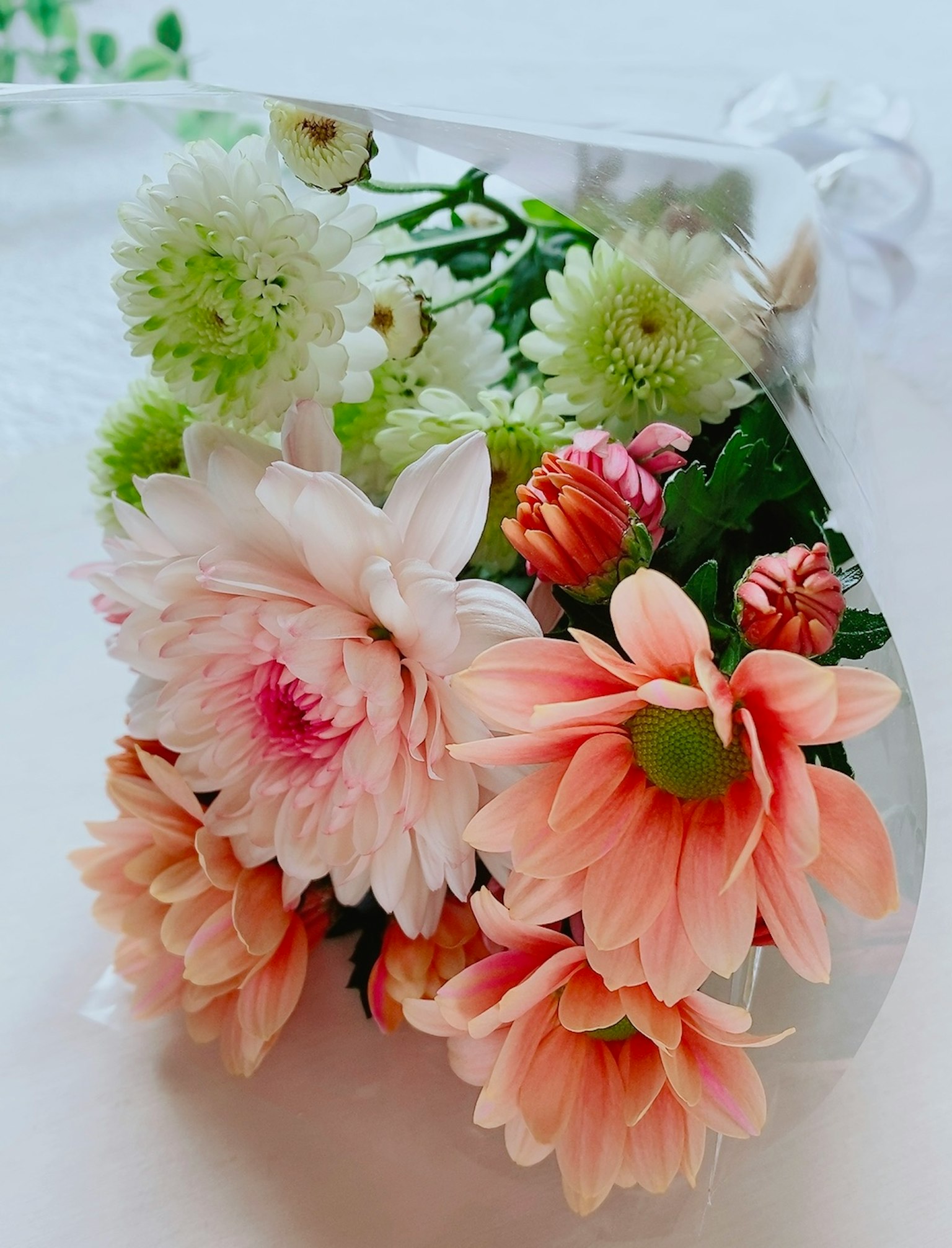 Hermoso arreglo de flores rosas y verdes en un ramo