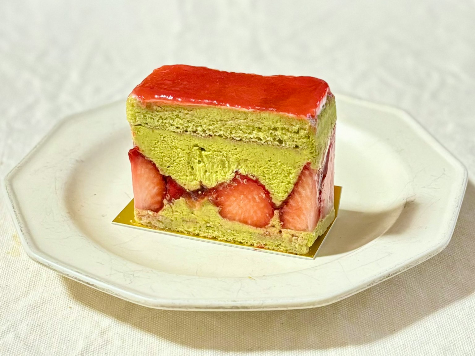 Kue teh hijau dengan lapisan stroberi