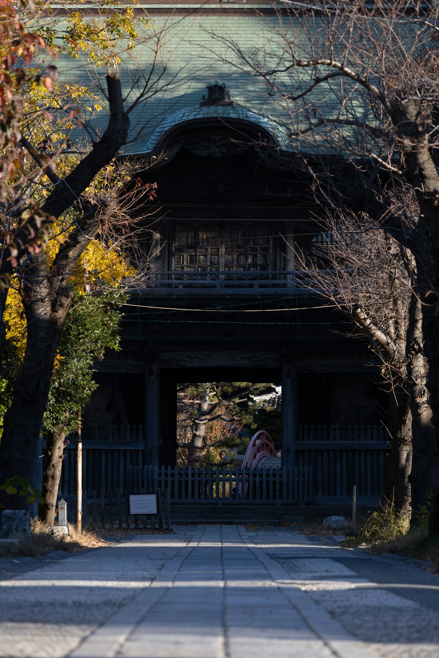 Entrée d'un vieux bâtiment entouré d'arbres