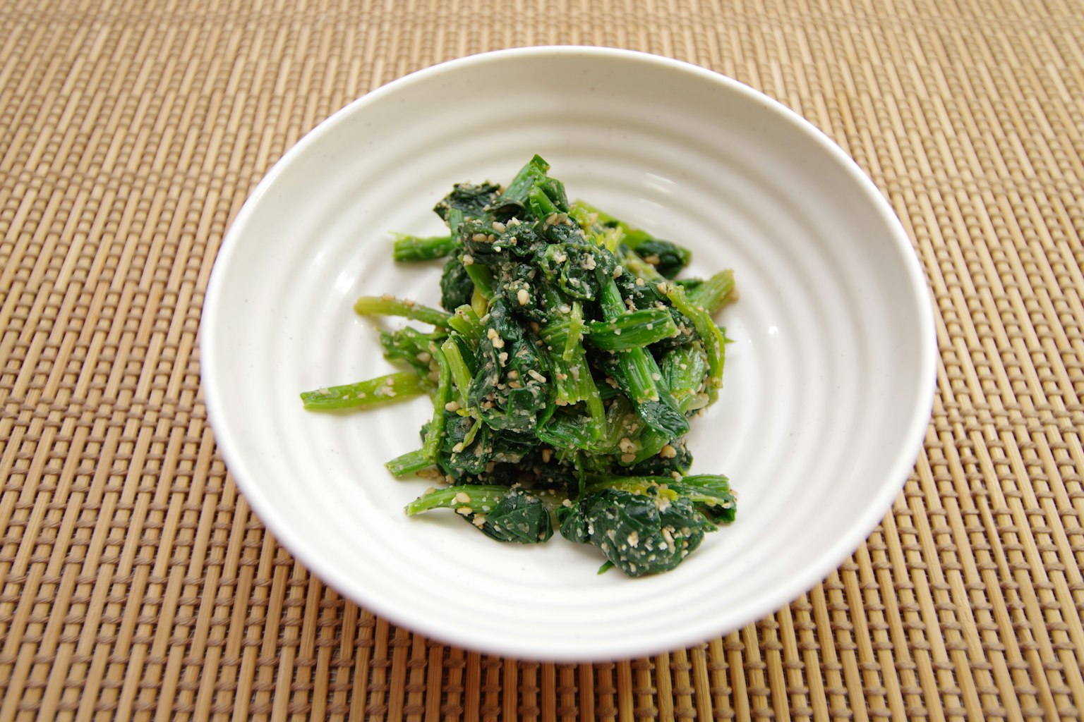 Une assiette de salade de légumes verts servie dans un bol blanc
