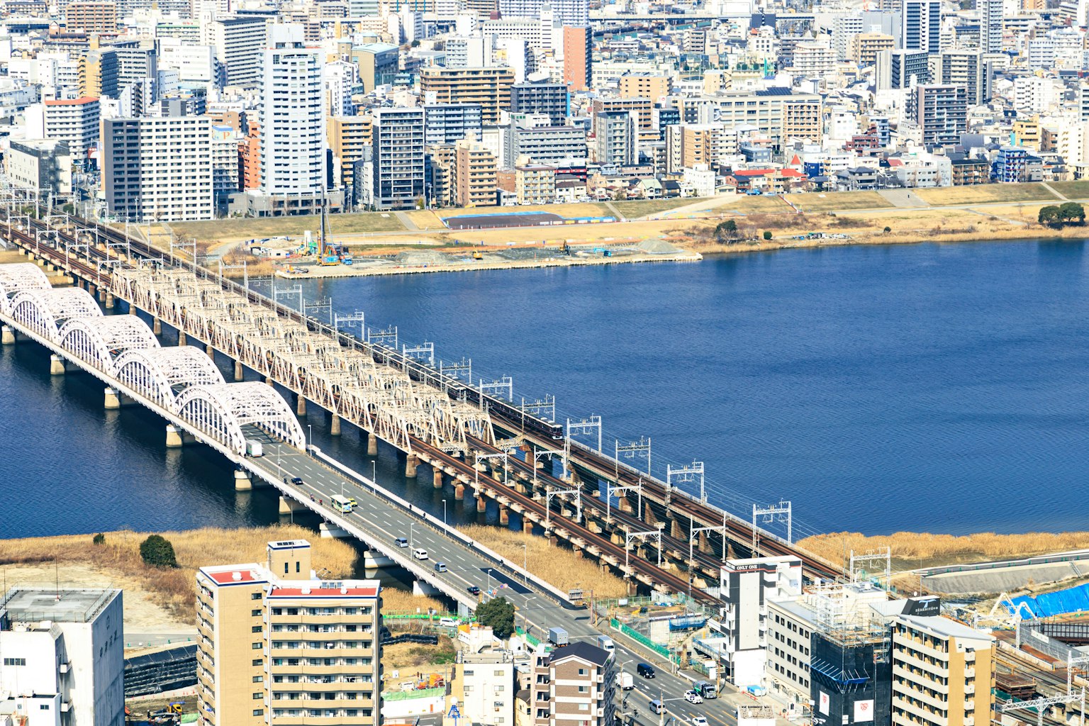 城市风景中的铁路桥和周围建筑