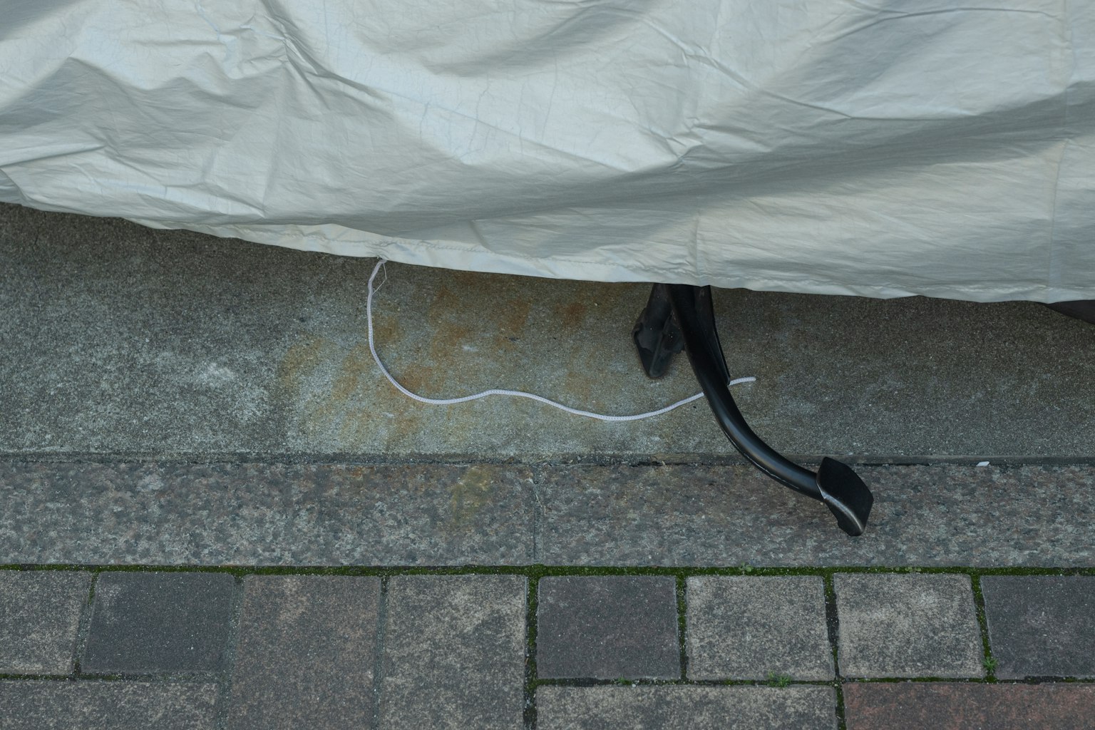 一部分石頭顯現出白色電源線和黑色電纜在白色覆蓋物下