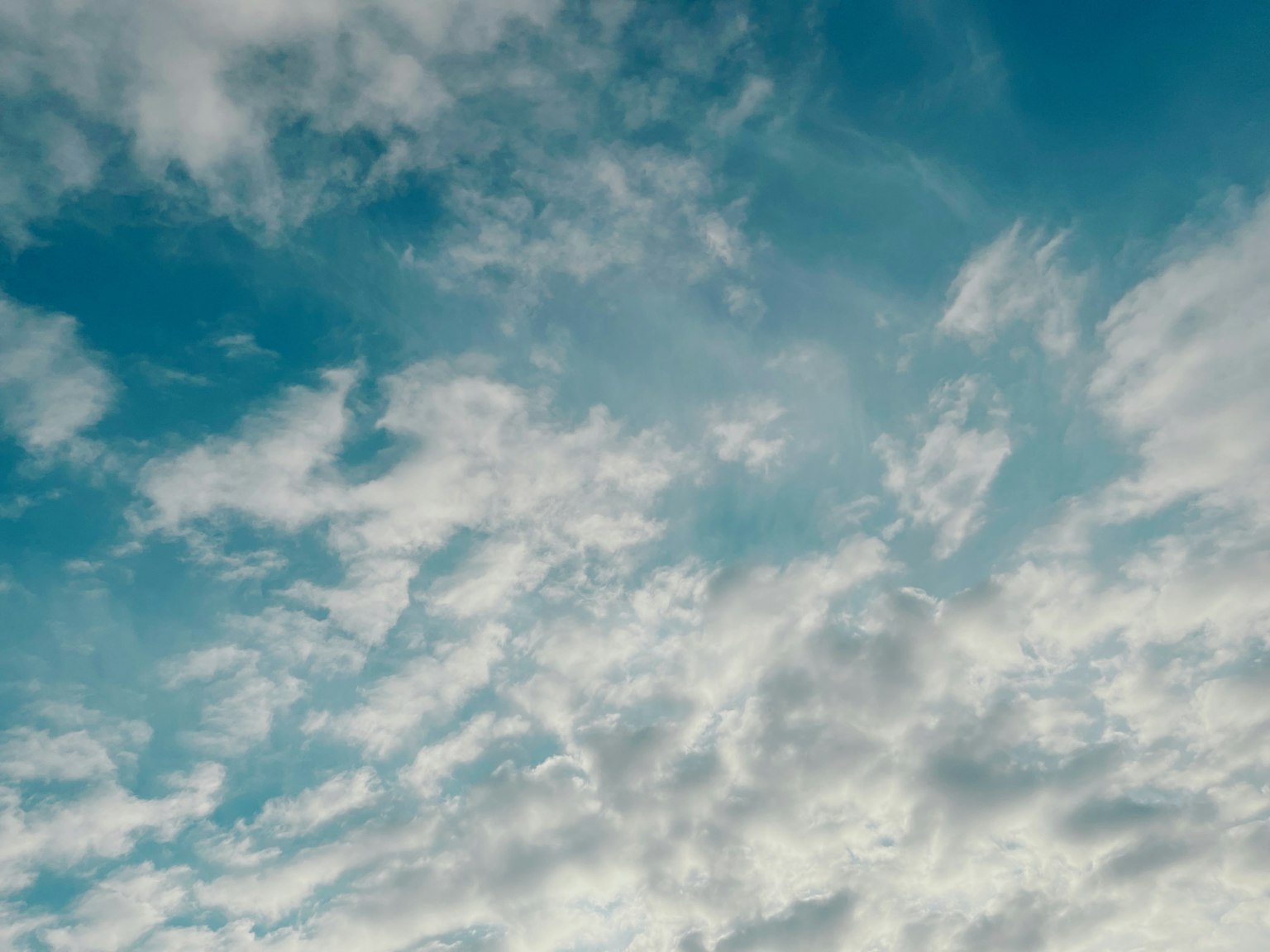 Muster von weißen Wolken in einem blauen Himmel