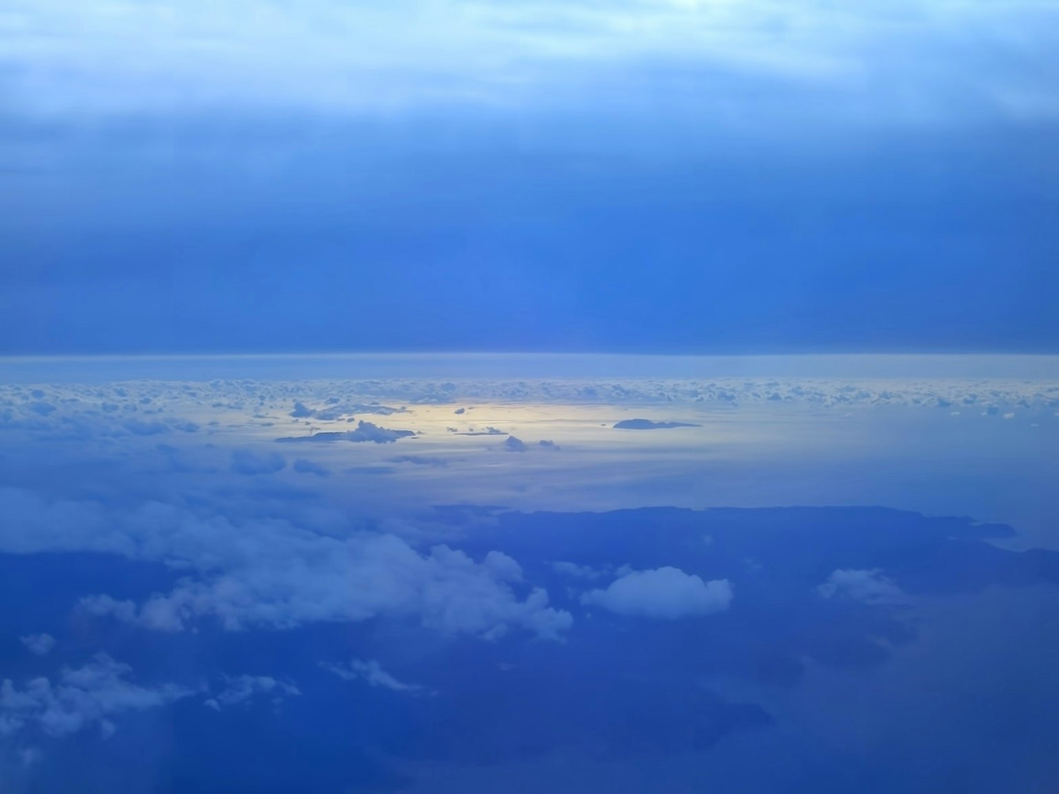 Vue aérienne de l'océan avec des ciels bleus et des nuages