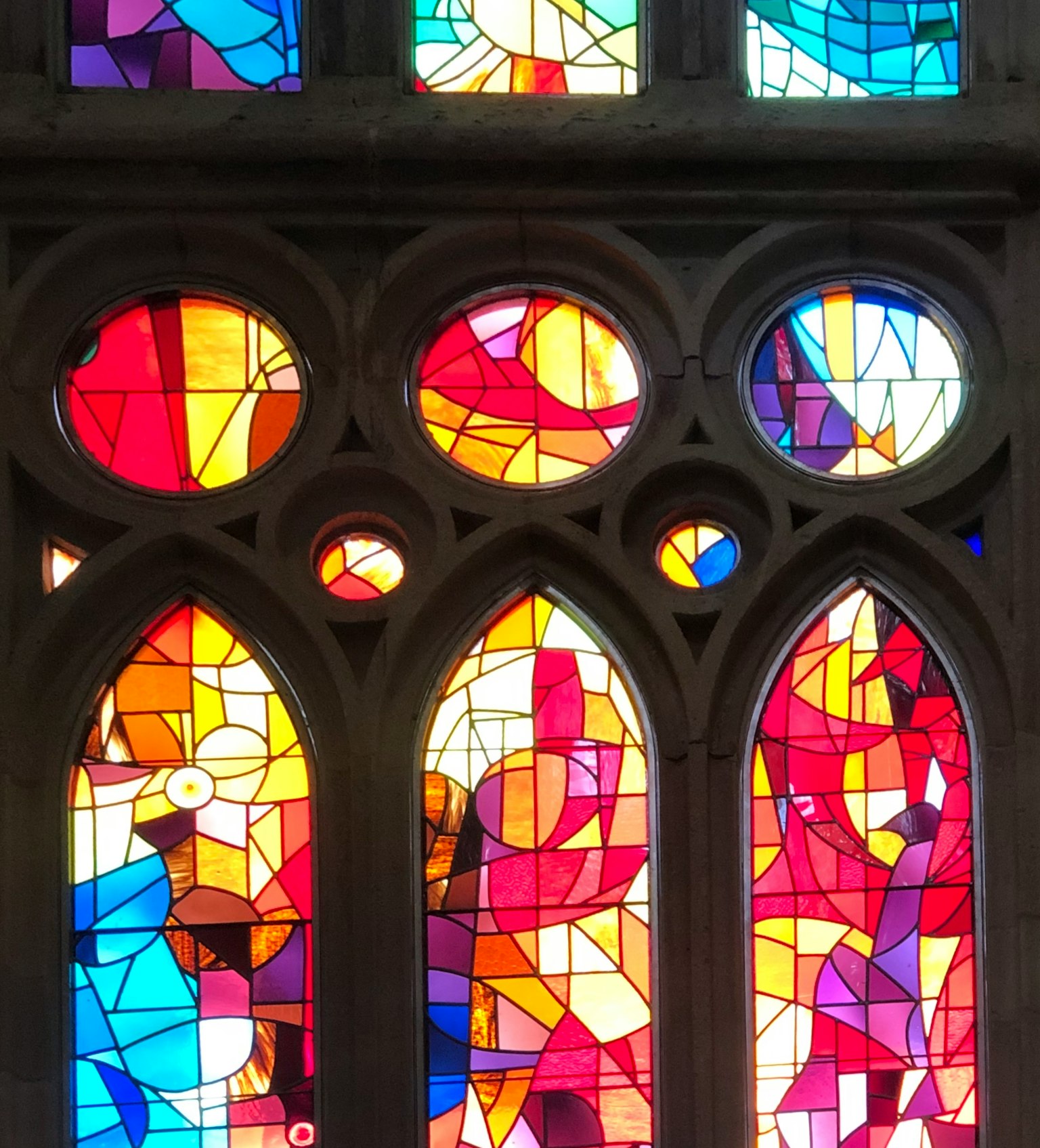 Fenêtre en vitrail coloré avec des motifs géométriques dans une église