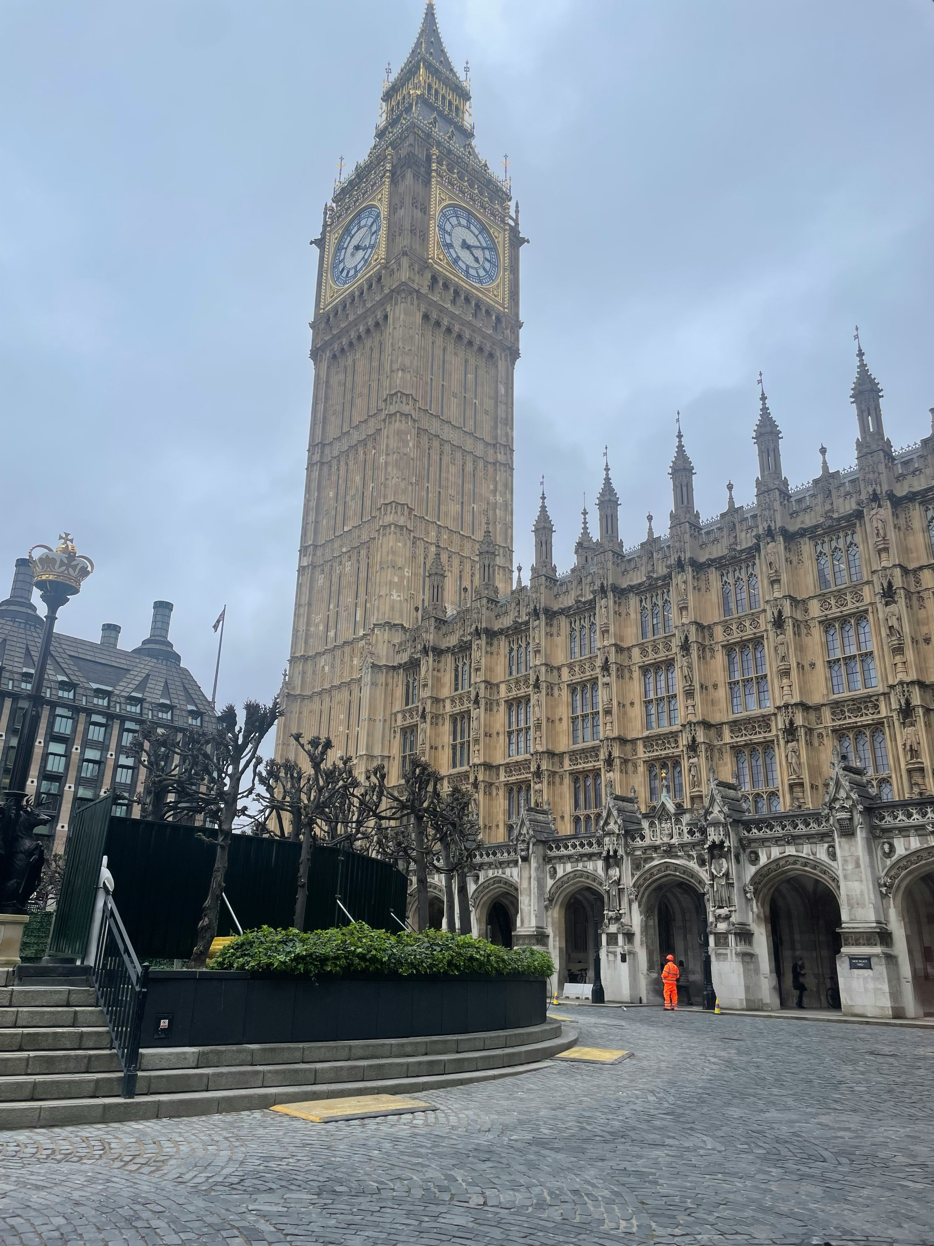 ビッグベンと議会議事堂の外観が見えるロンドンの広場