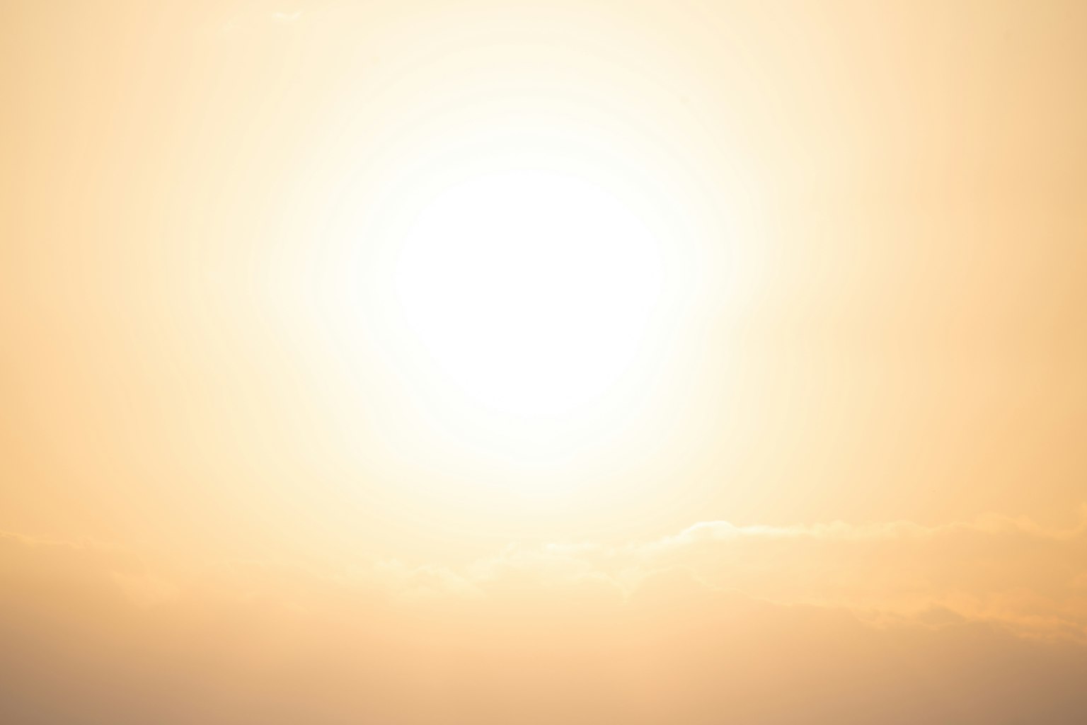 Sole luminoso che brilla sopra le nuvole creando un'atmosfera serena